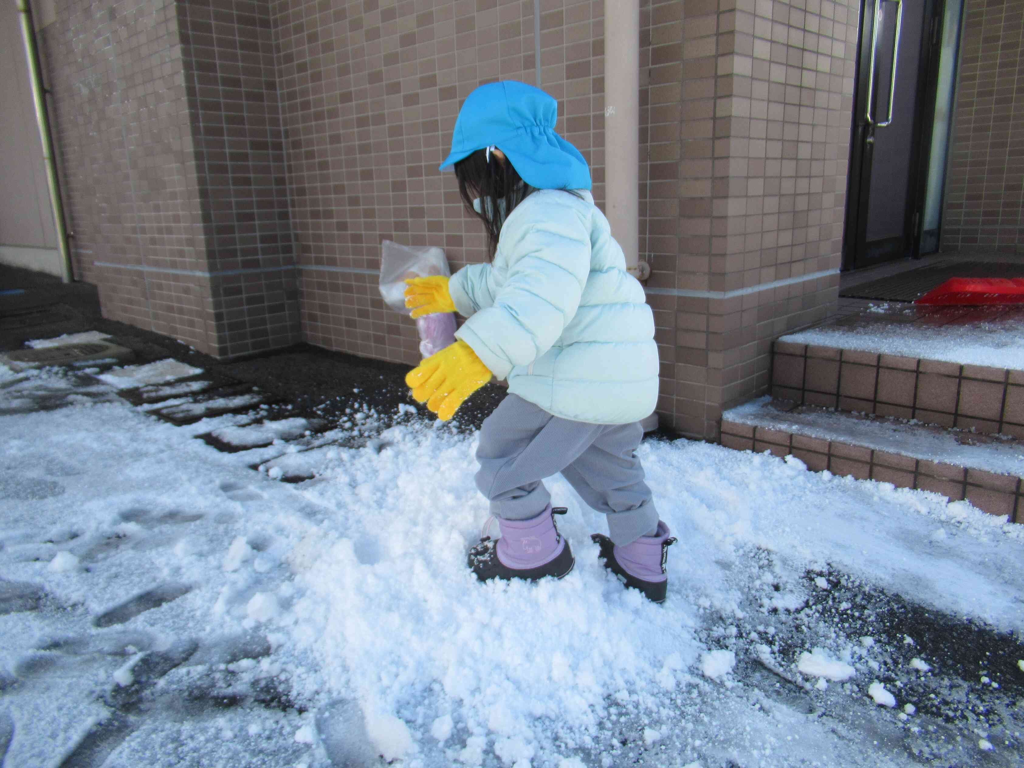 雪かきでできた小さな雪山を発見‼　