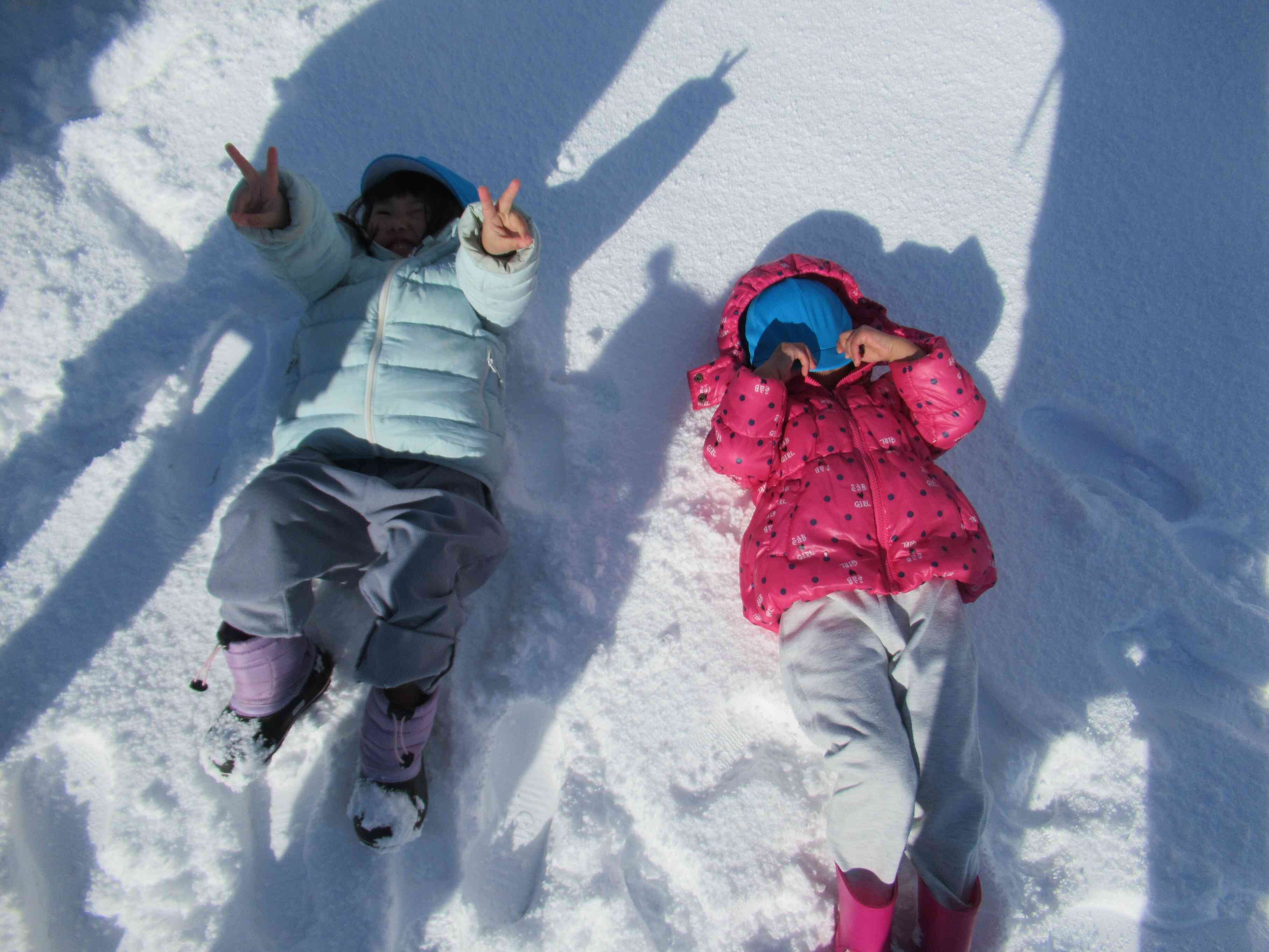 ごろ~ん。雪のお布団だよ。