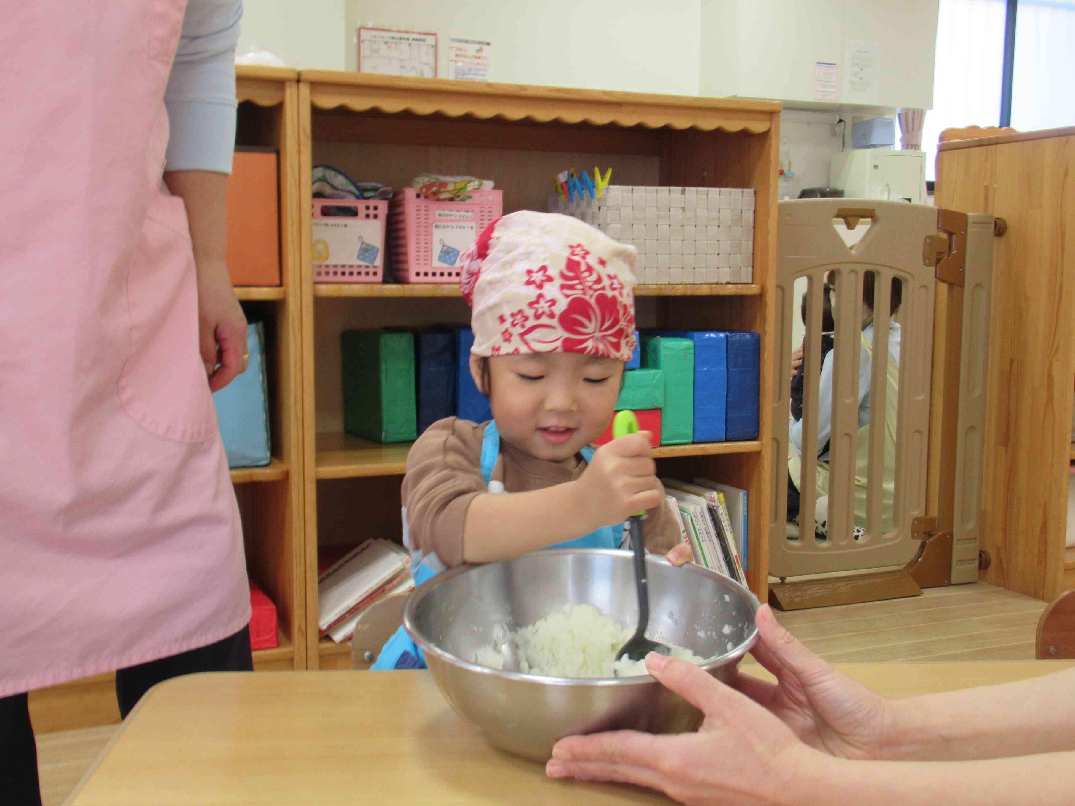 ぎゅっぎゅ。お玉で押して絞っていきます。