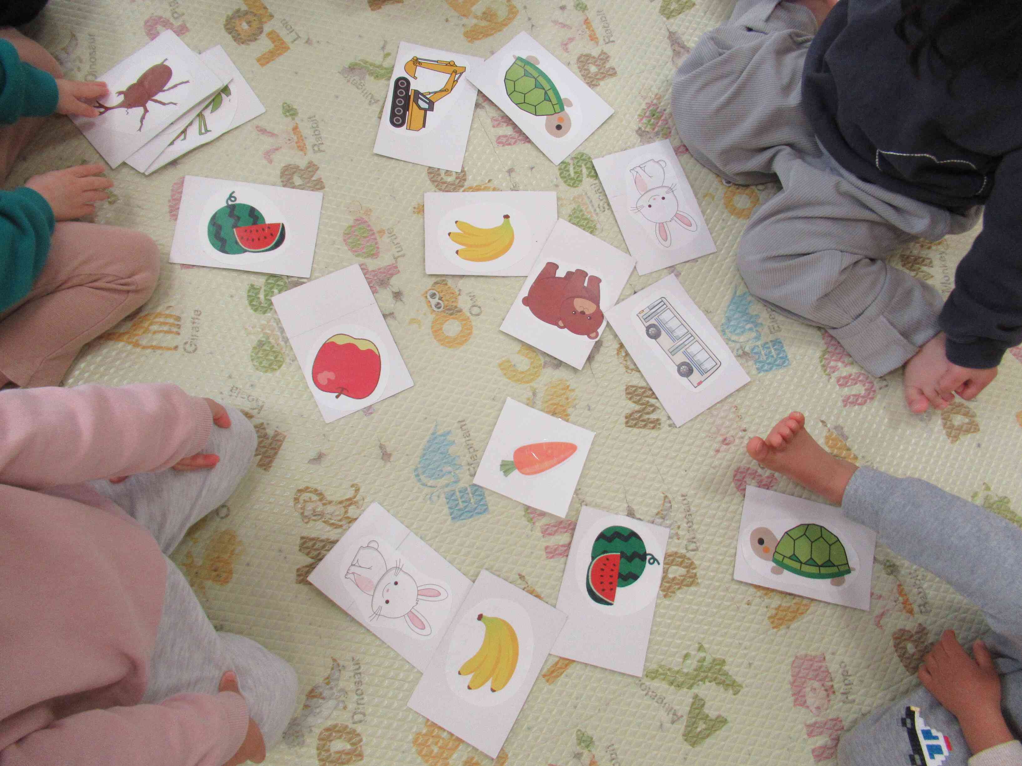 “せんせい、なんて言うのかな？”　保育者が読み上げる時には緊張感がありました。