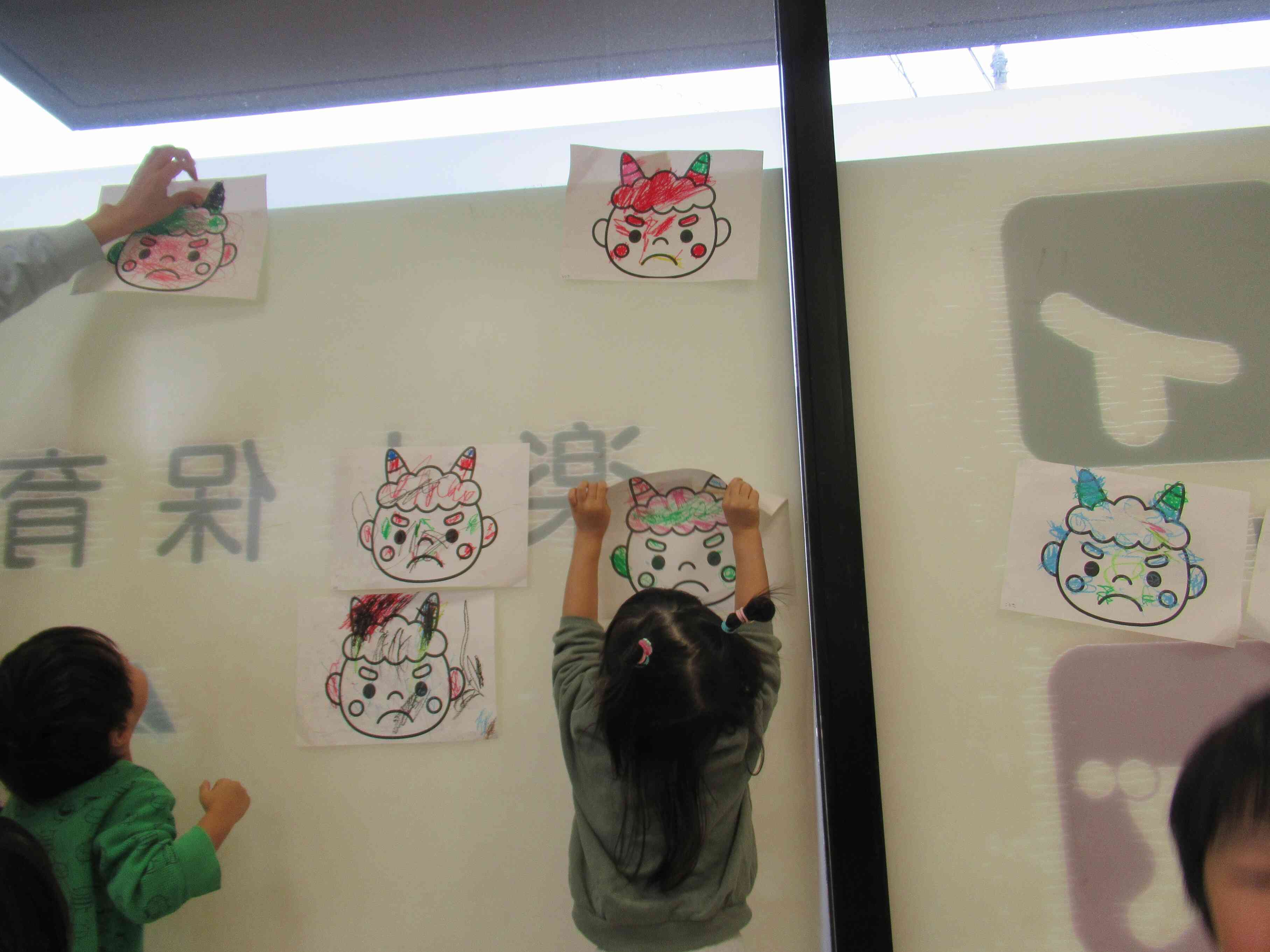 みんなが塗り絵をした鬼を貼って的にしました。