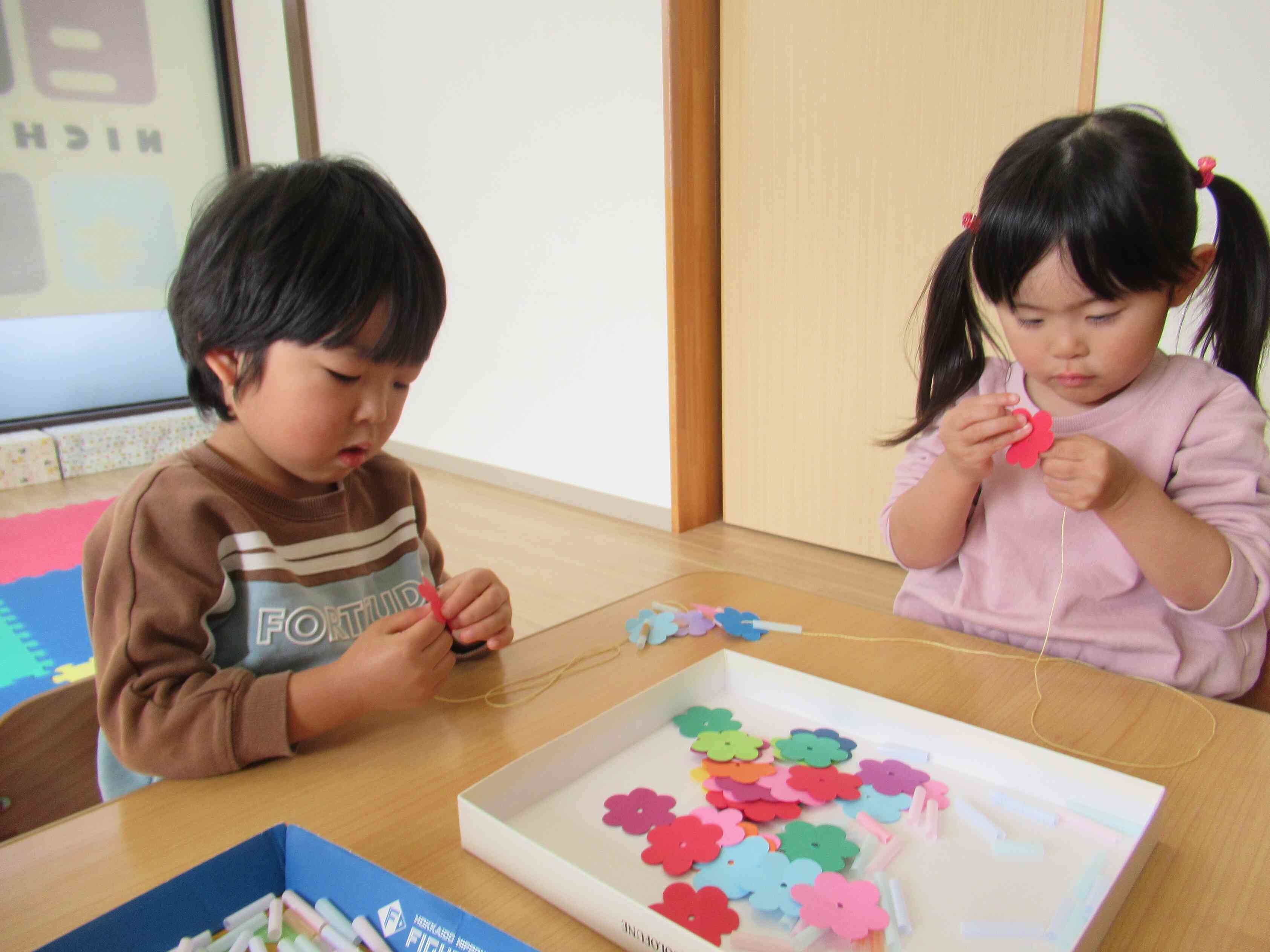 お花とストローを順番にするよ