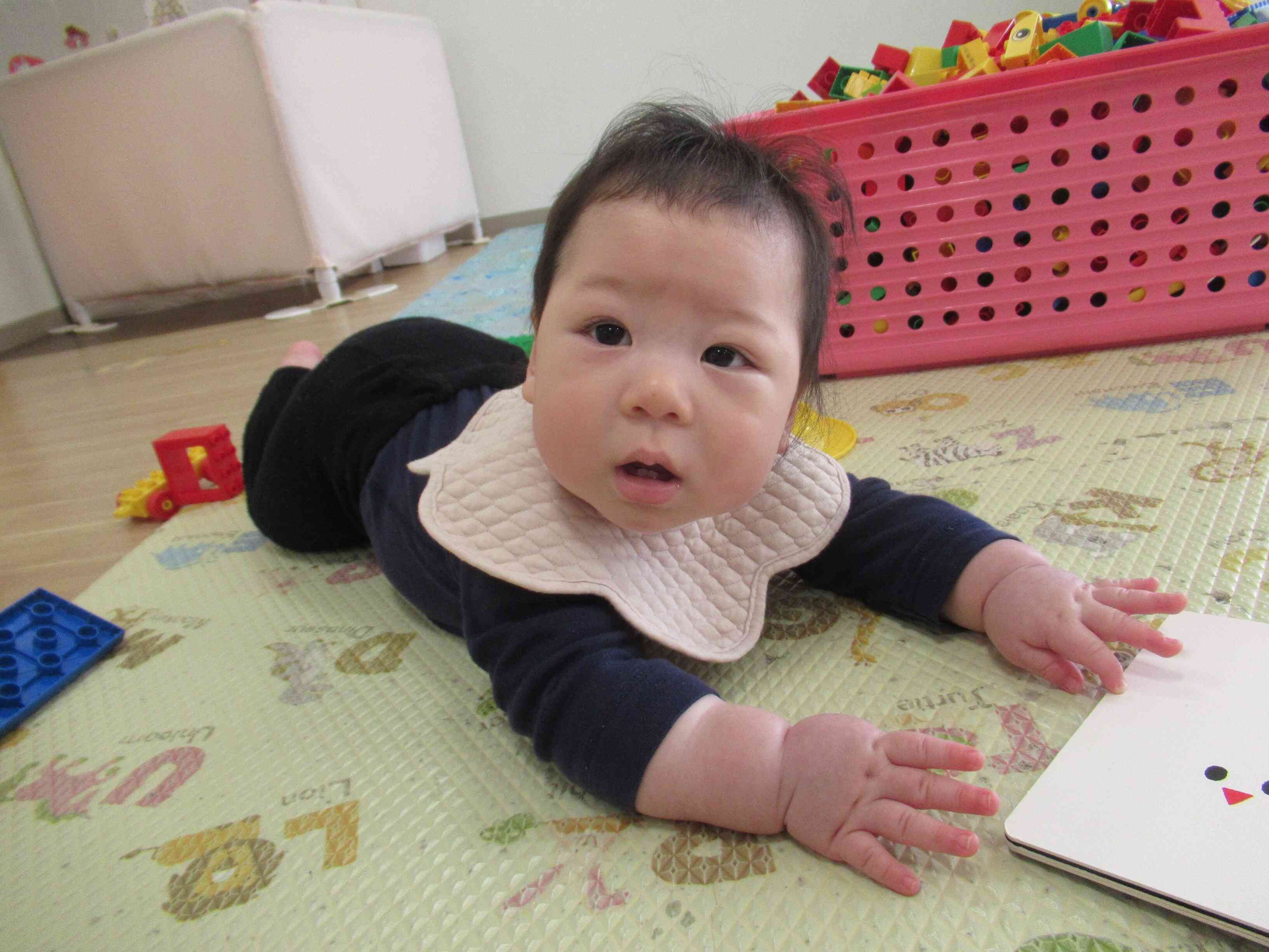 絵本をトントン