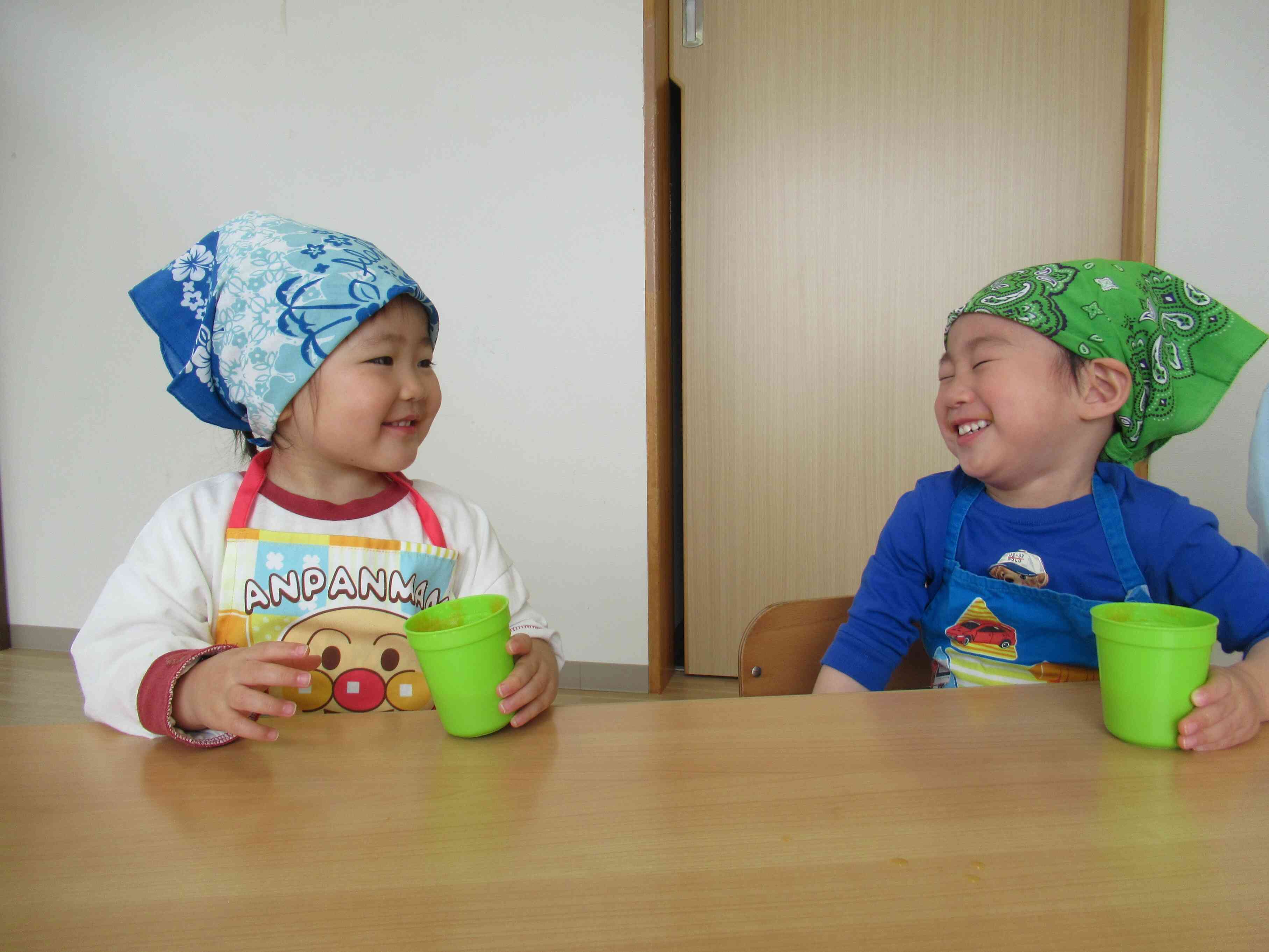 1口飲むとこの笑顔‼　「おかわりほしい」と野菜入りのジュースは大好評でした。