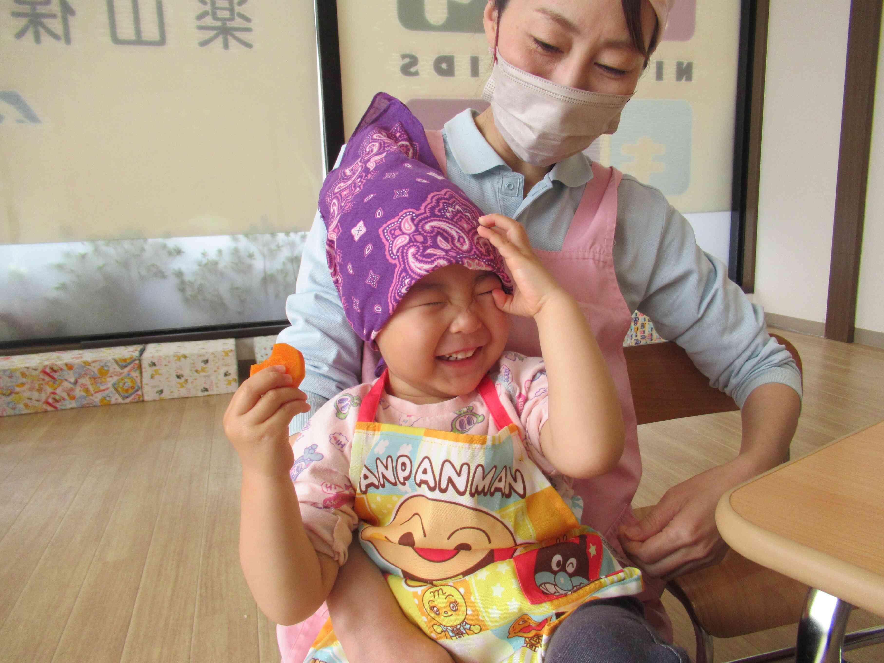 給食の先生に茹でてもらったニンジン。ジュースに入れる前に食べてみました。