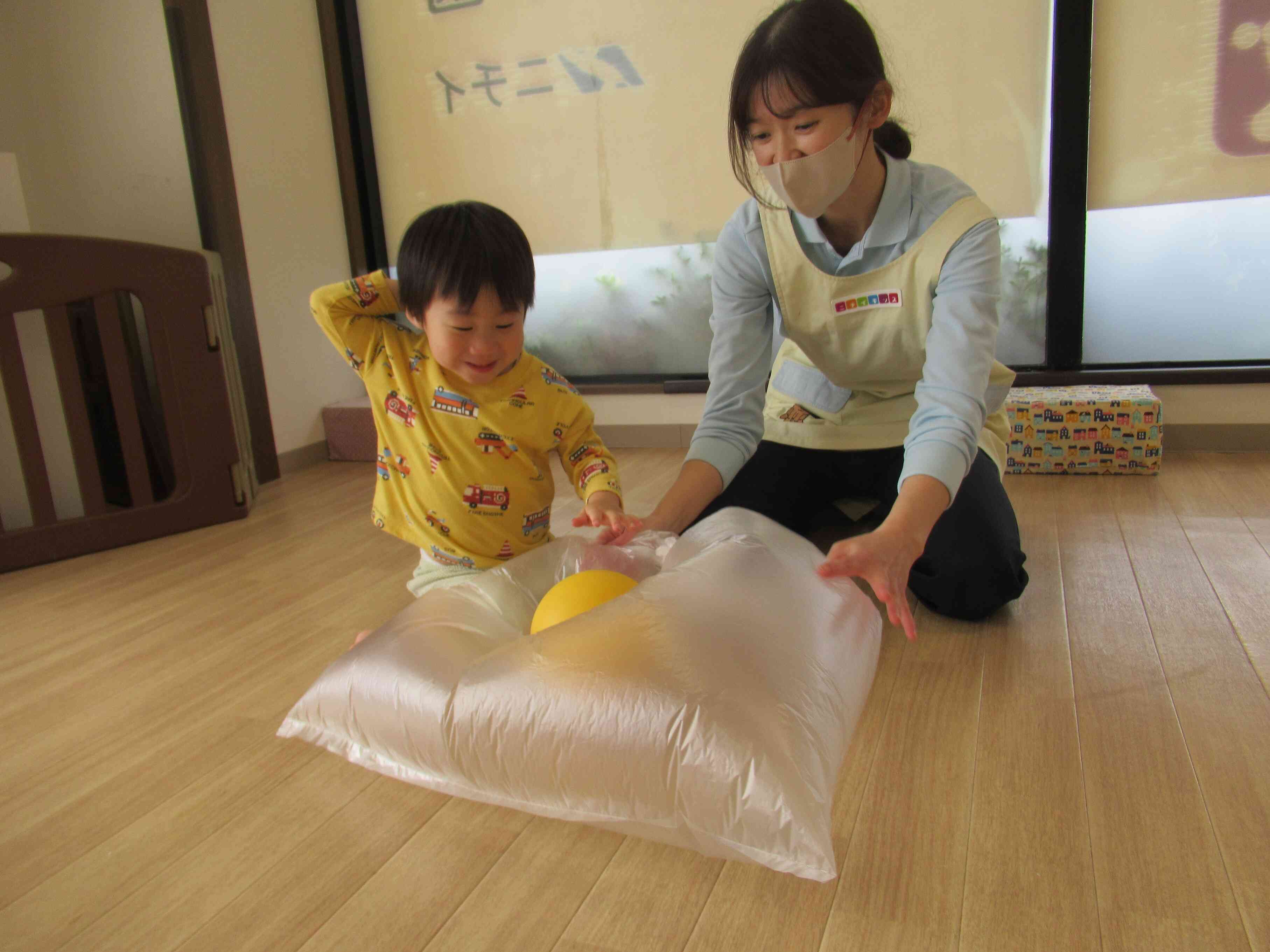 袋の上にボールをのせて・・・