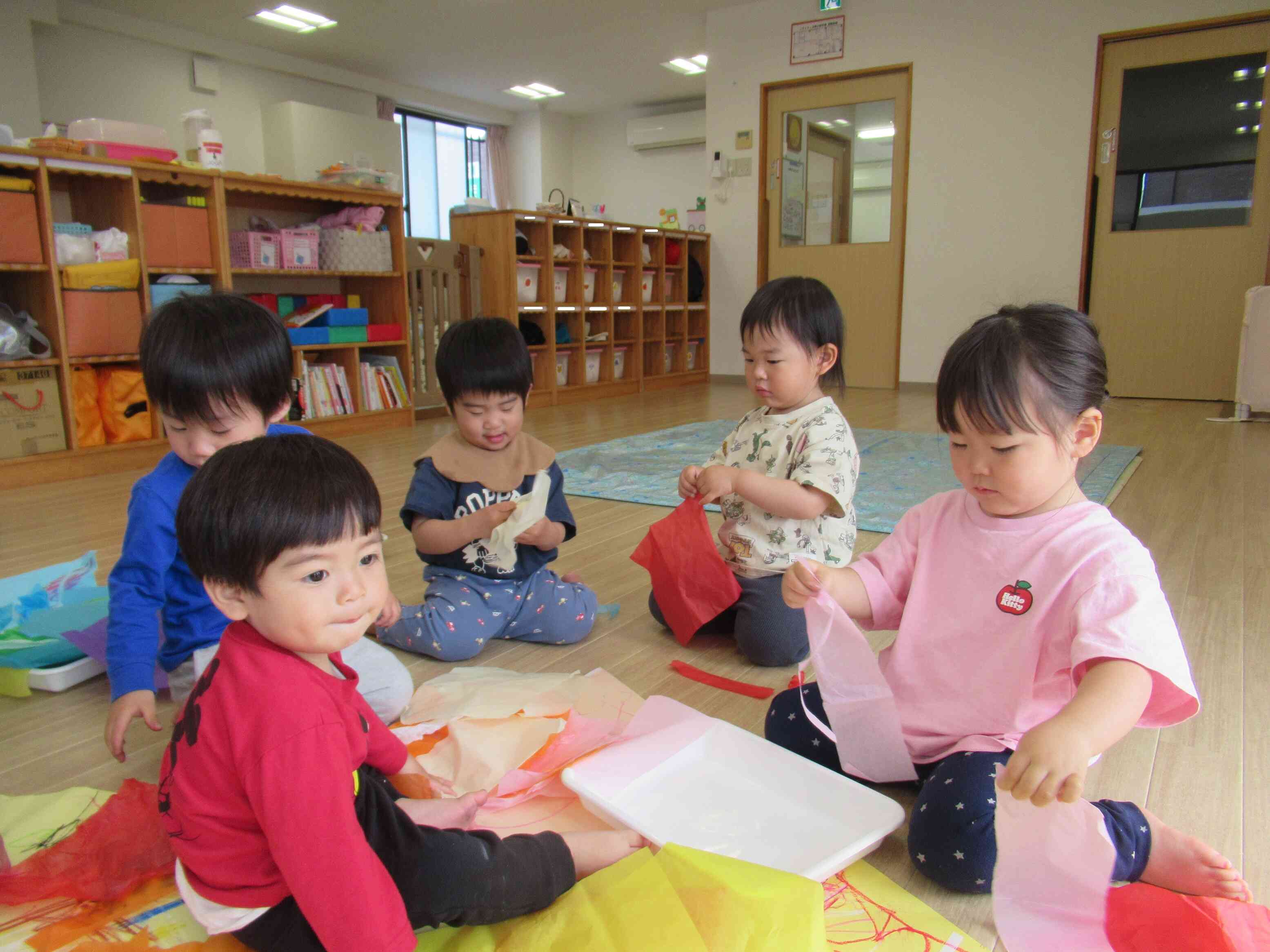 花紙をびりびり　くるくる