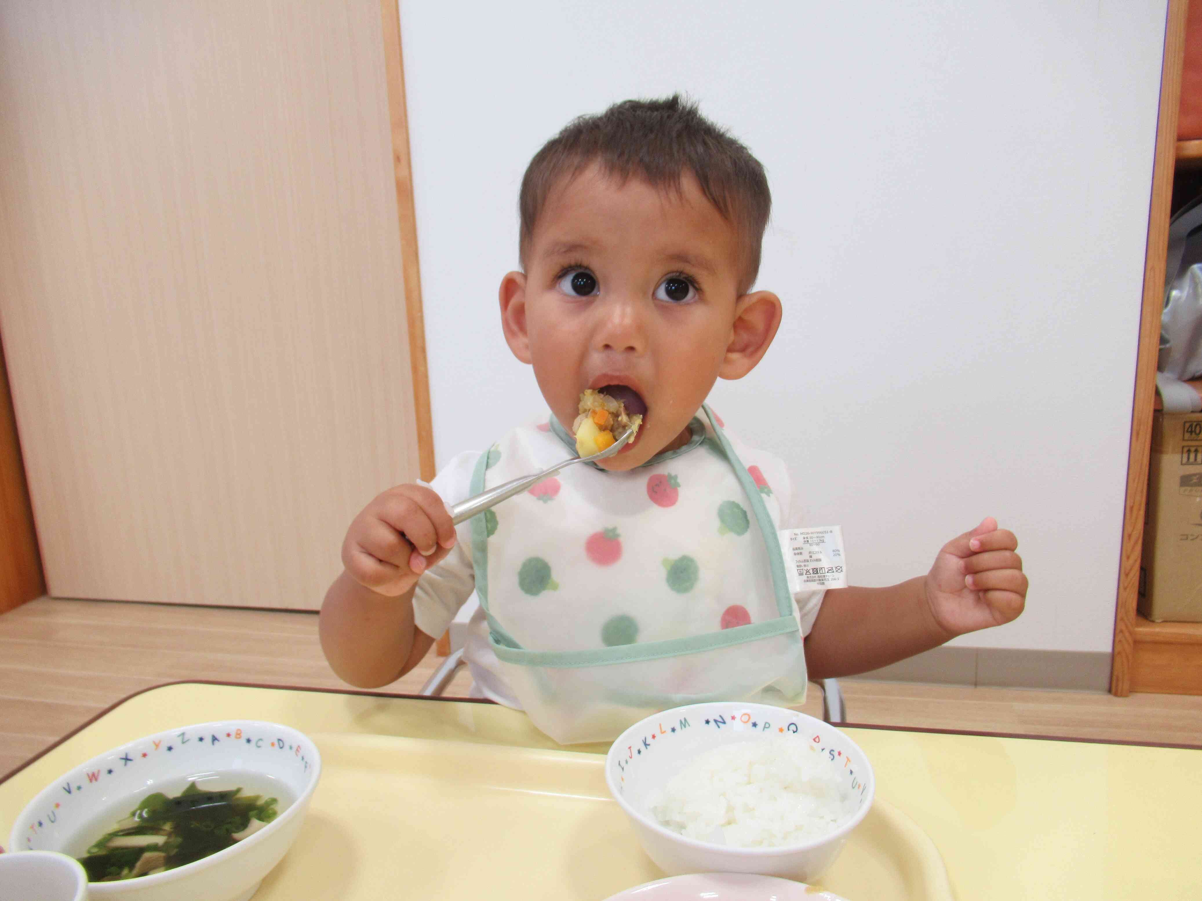 保育者と一緒にスプーンですくってみました。口の中に入るかな・・・?