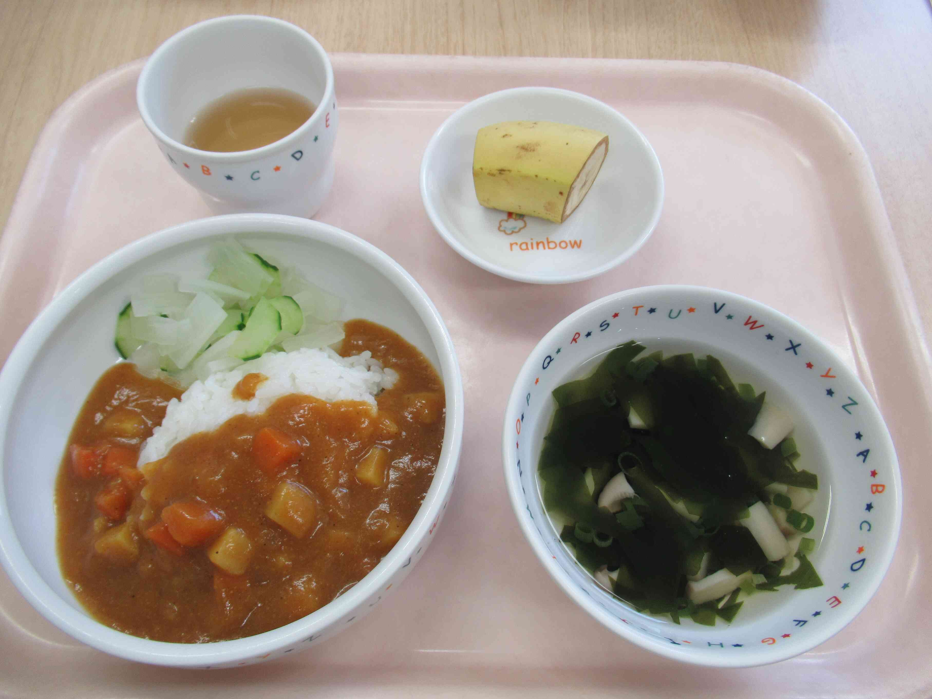 給食は、ツナカレー、わかめスープ、きゅうりの浅漬け、バナナでした。