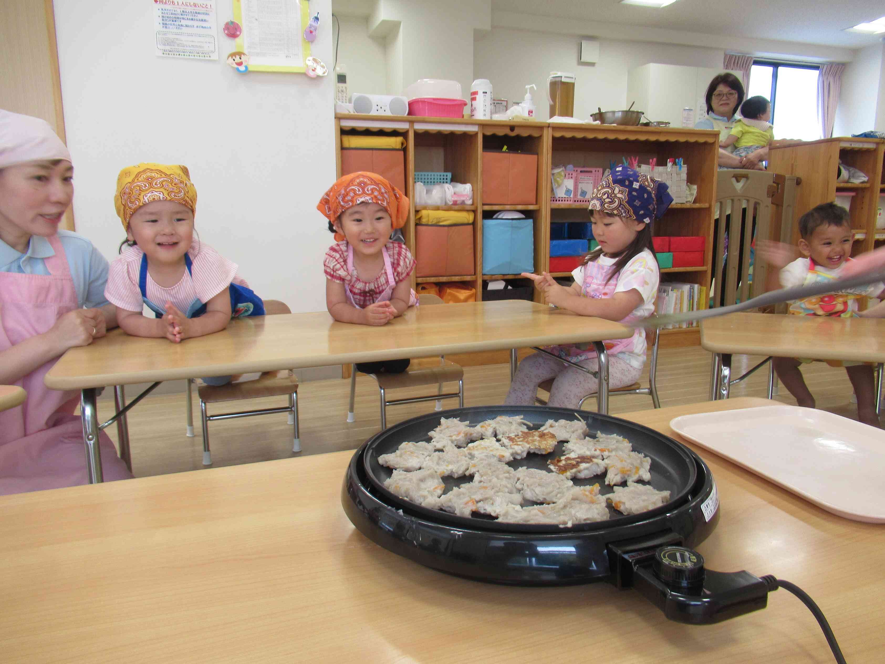 「まだかな?」「たべたいよ」 焼きあがるのを待っています。