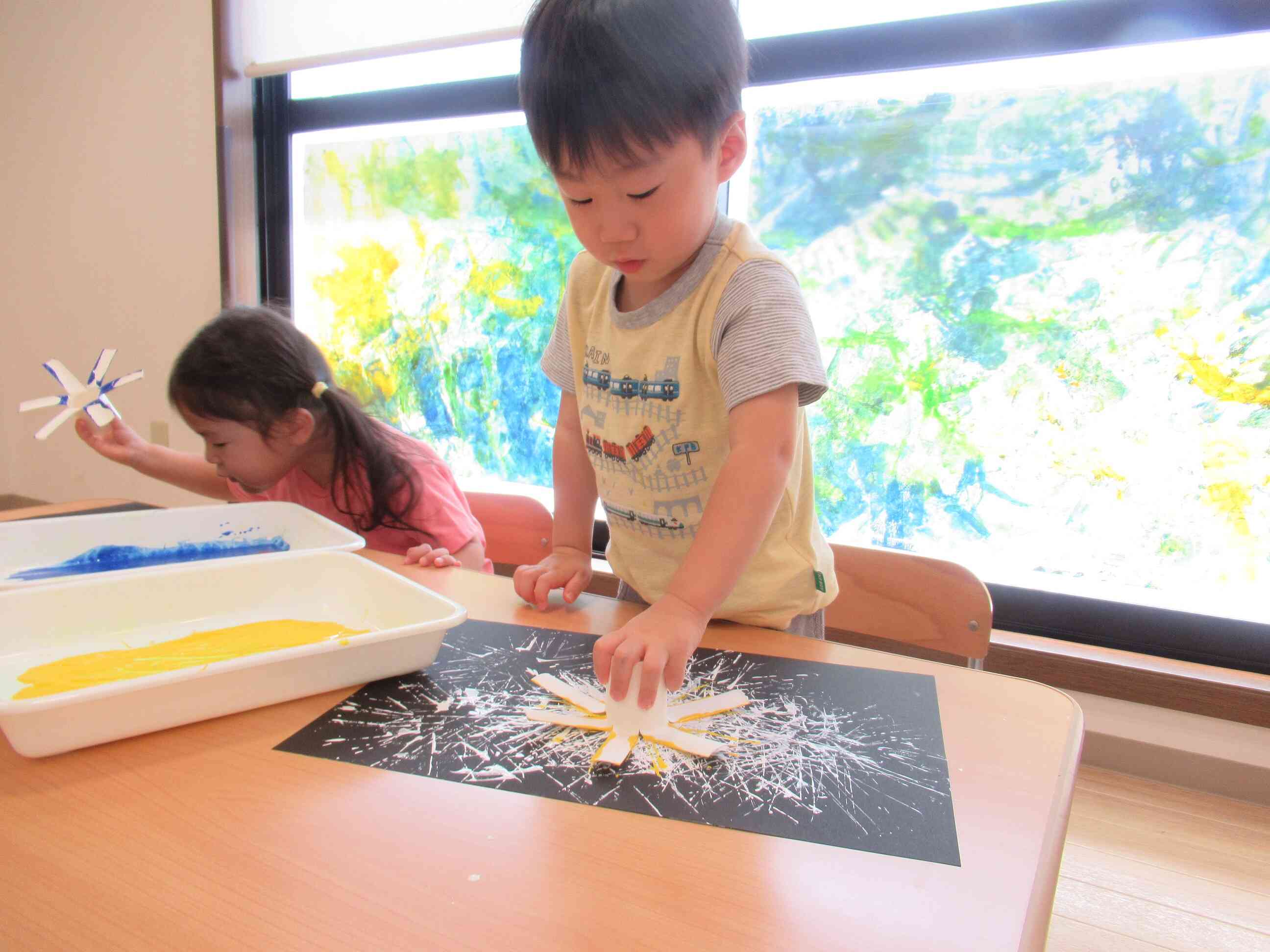 花火製作の様子（2歳児うさぎ組）