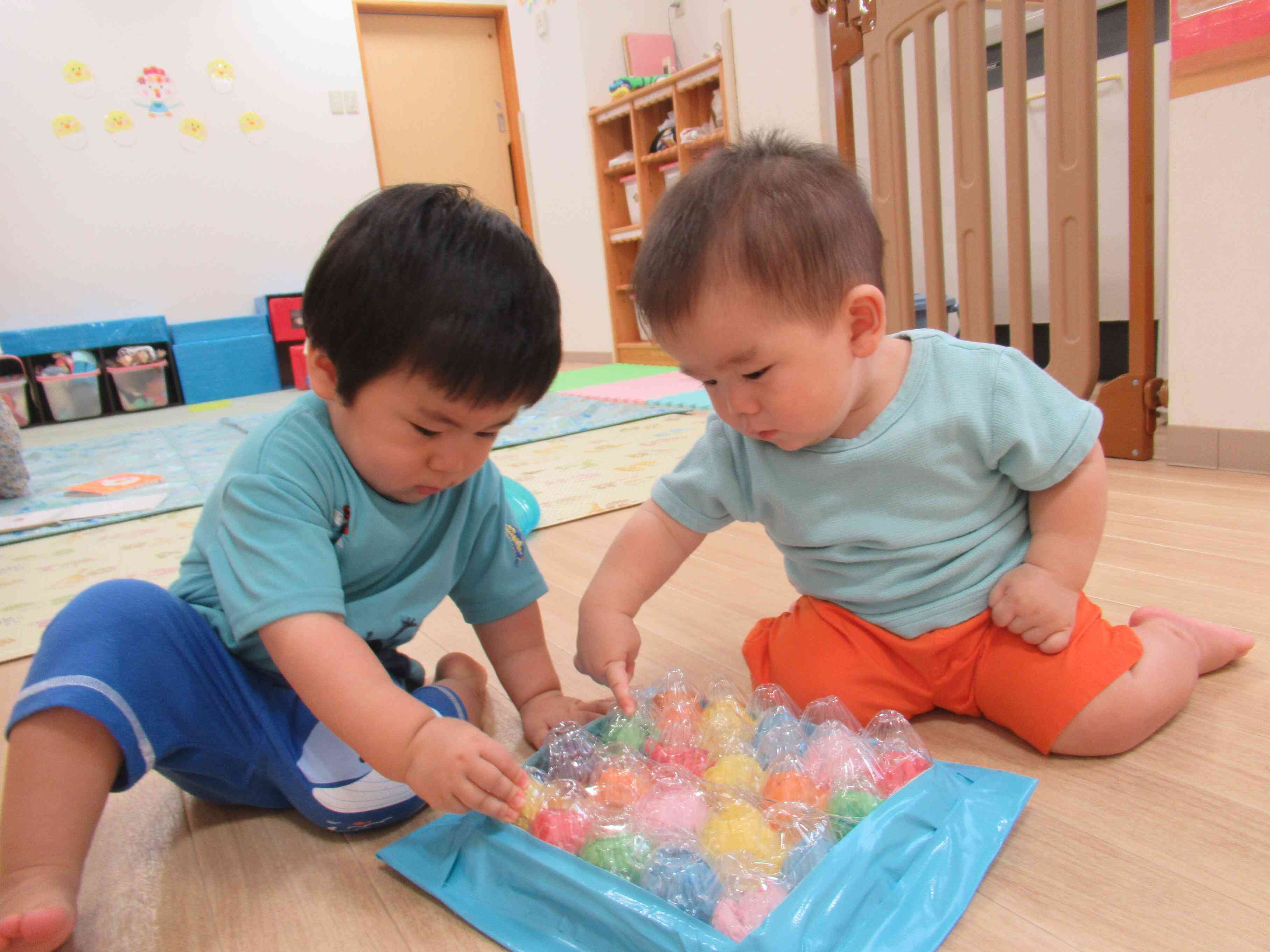0歳児のお友だちも、たくさん遊んでいますよ。