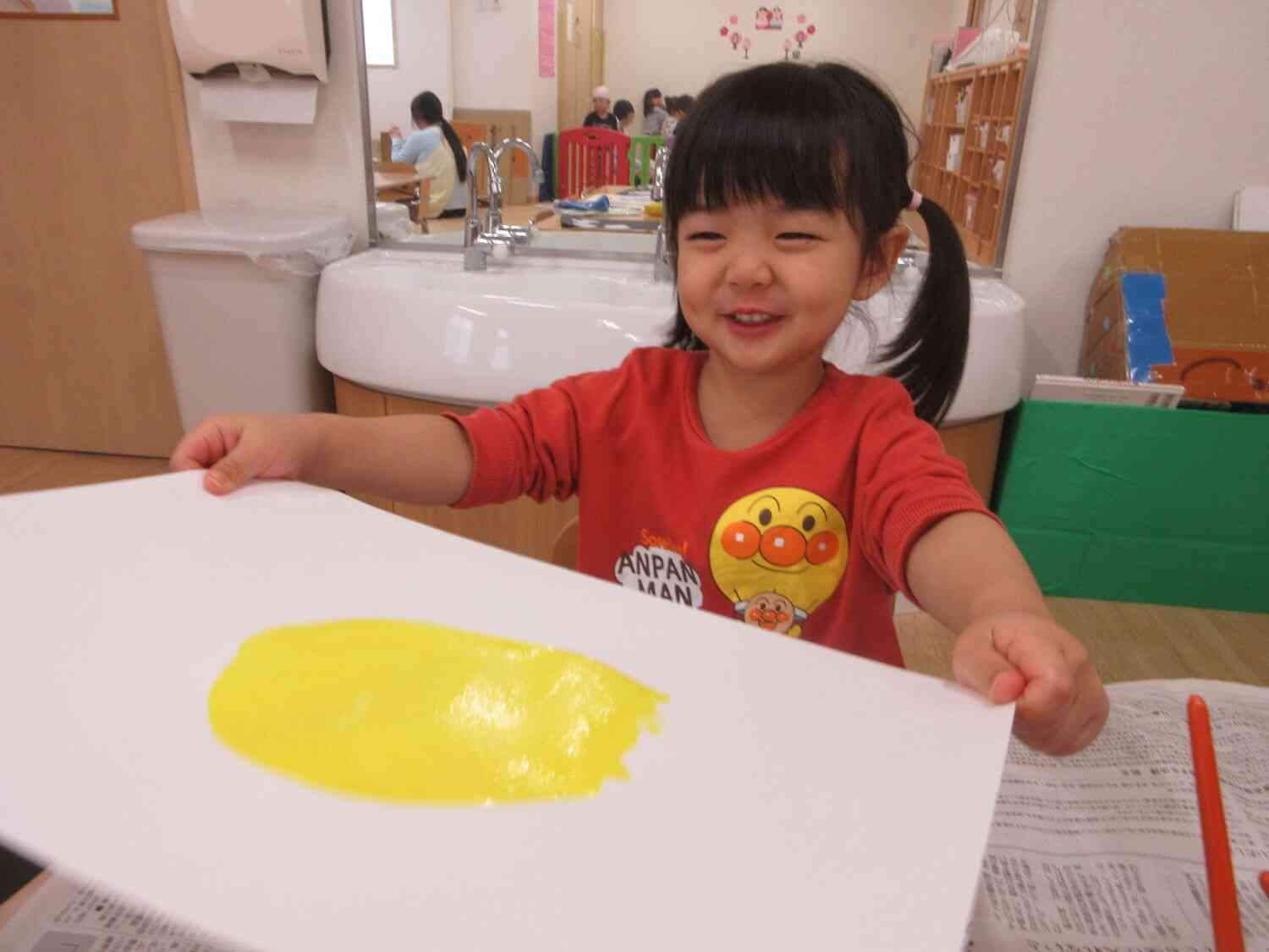 真ん中に黄色い丸を描いて「目玉焼き！」と教えてくれる姿も◎