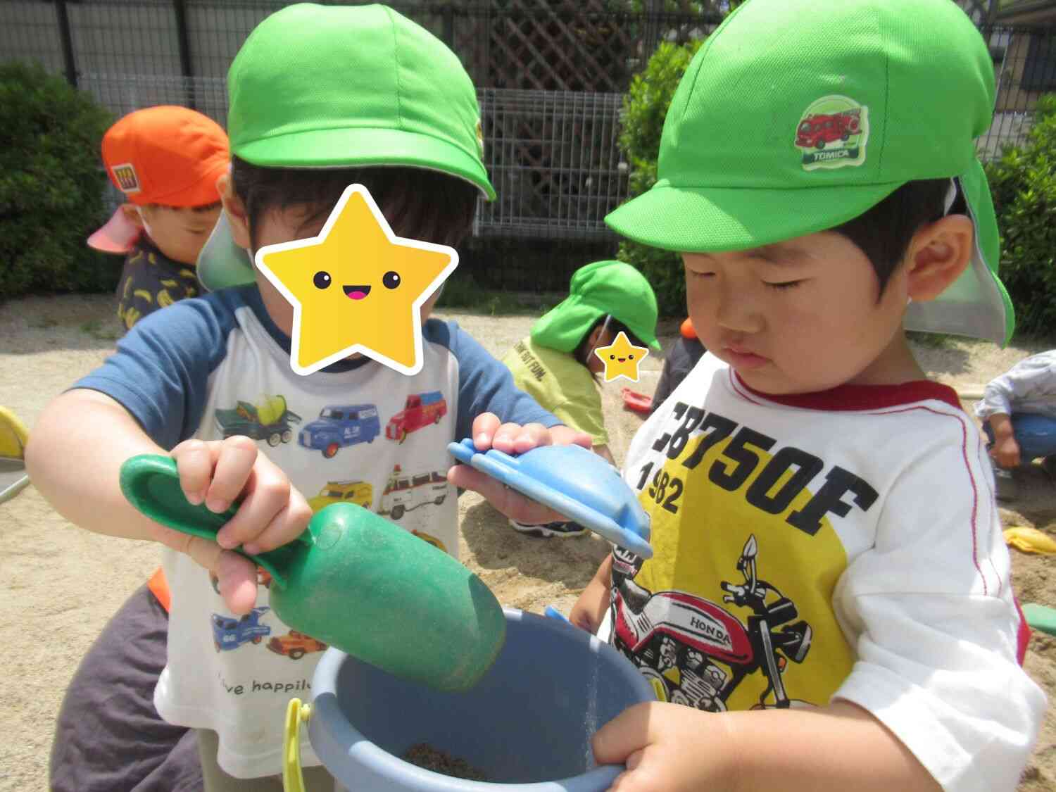 お友だちと一緒にお砂遊び♪