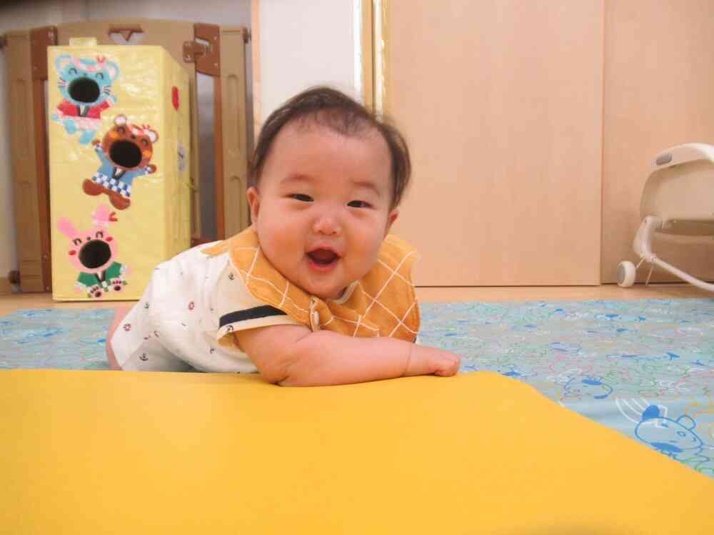 ハイハイの練習頑張るぞ～～！