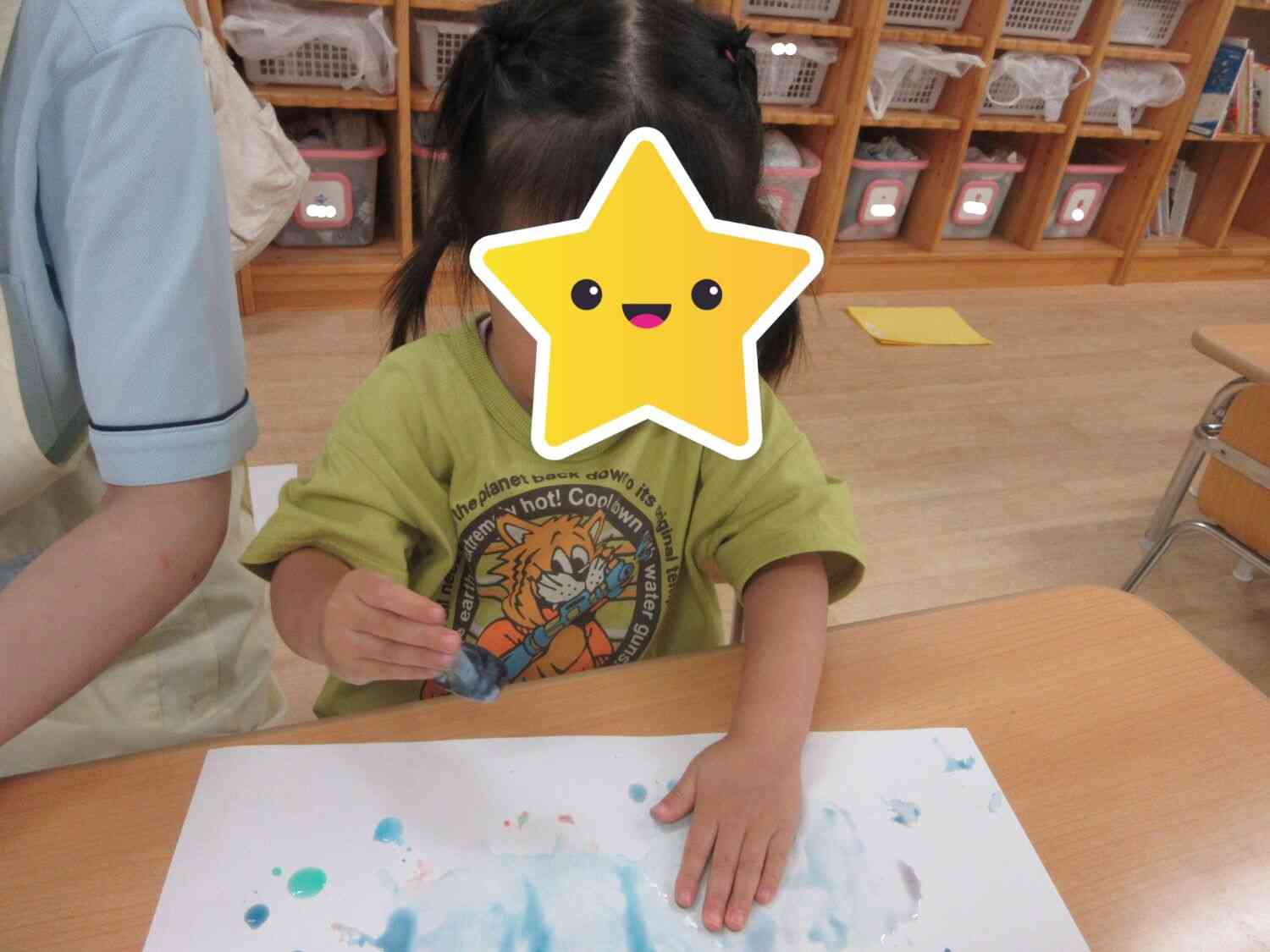 手のひらで色氷の感触を確認☆