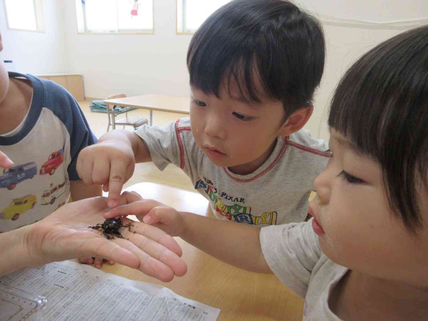 「怖い」と言っていたお友だちも勇気を出して…ちょん!みんなで触れば怖くない♪