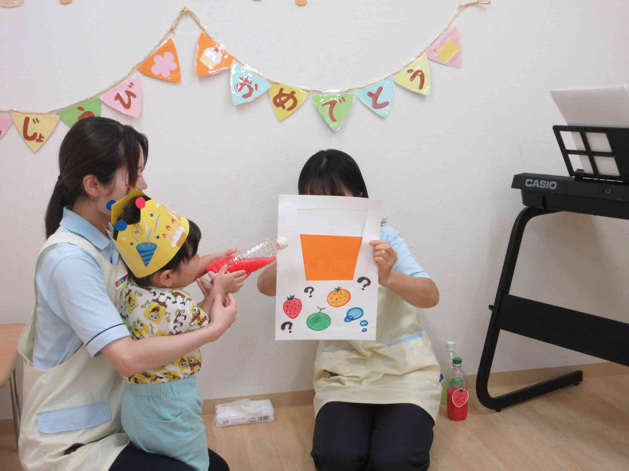 出来たジュースをグラスに注いで…?