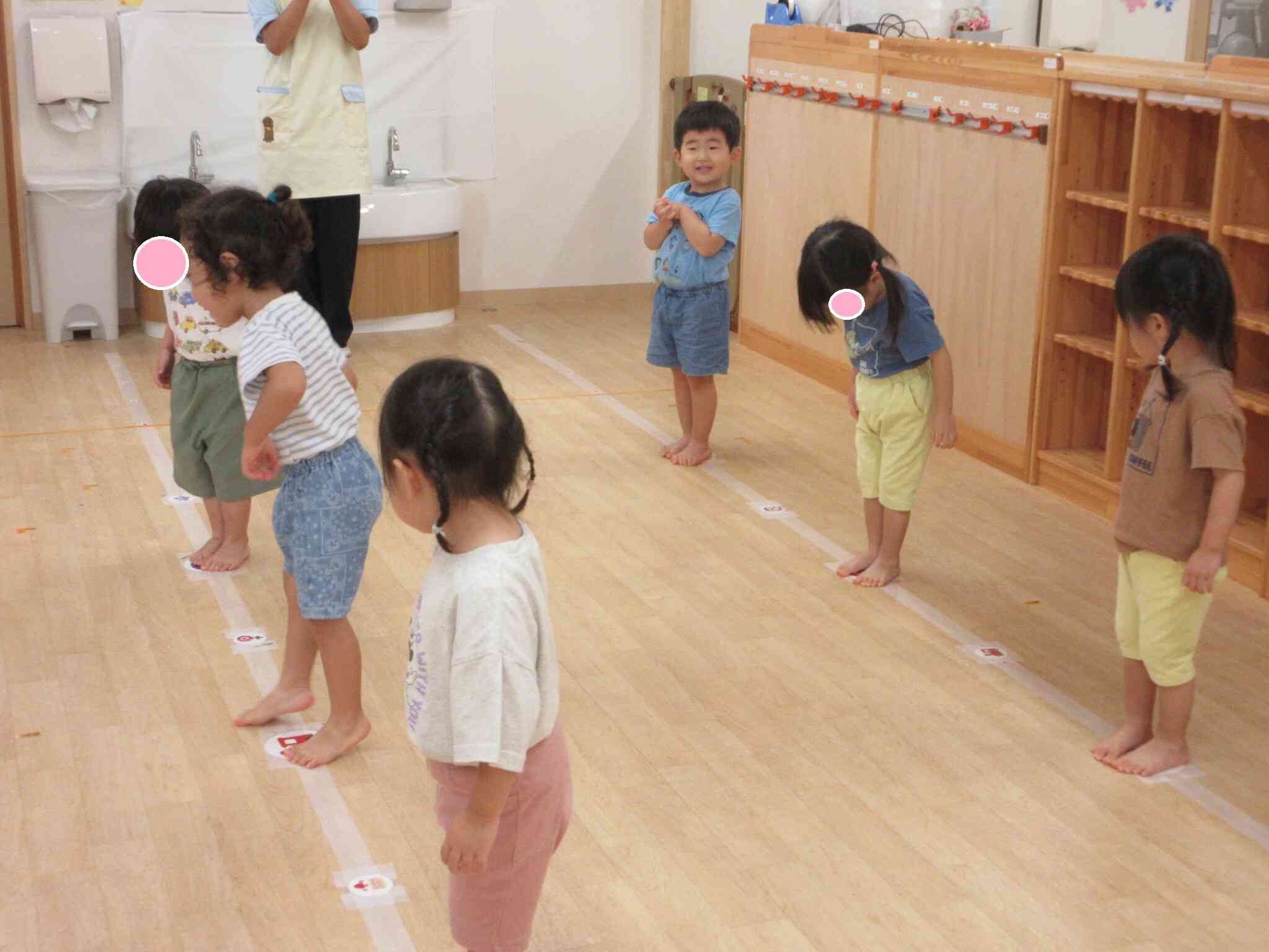 床に貼ってある、自分のマークシールの上でダンスをしました!よく見て立ってくれていますね◎