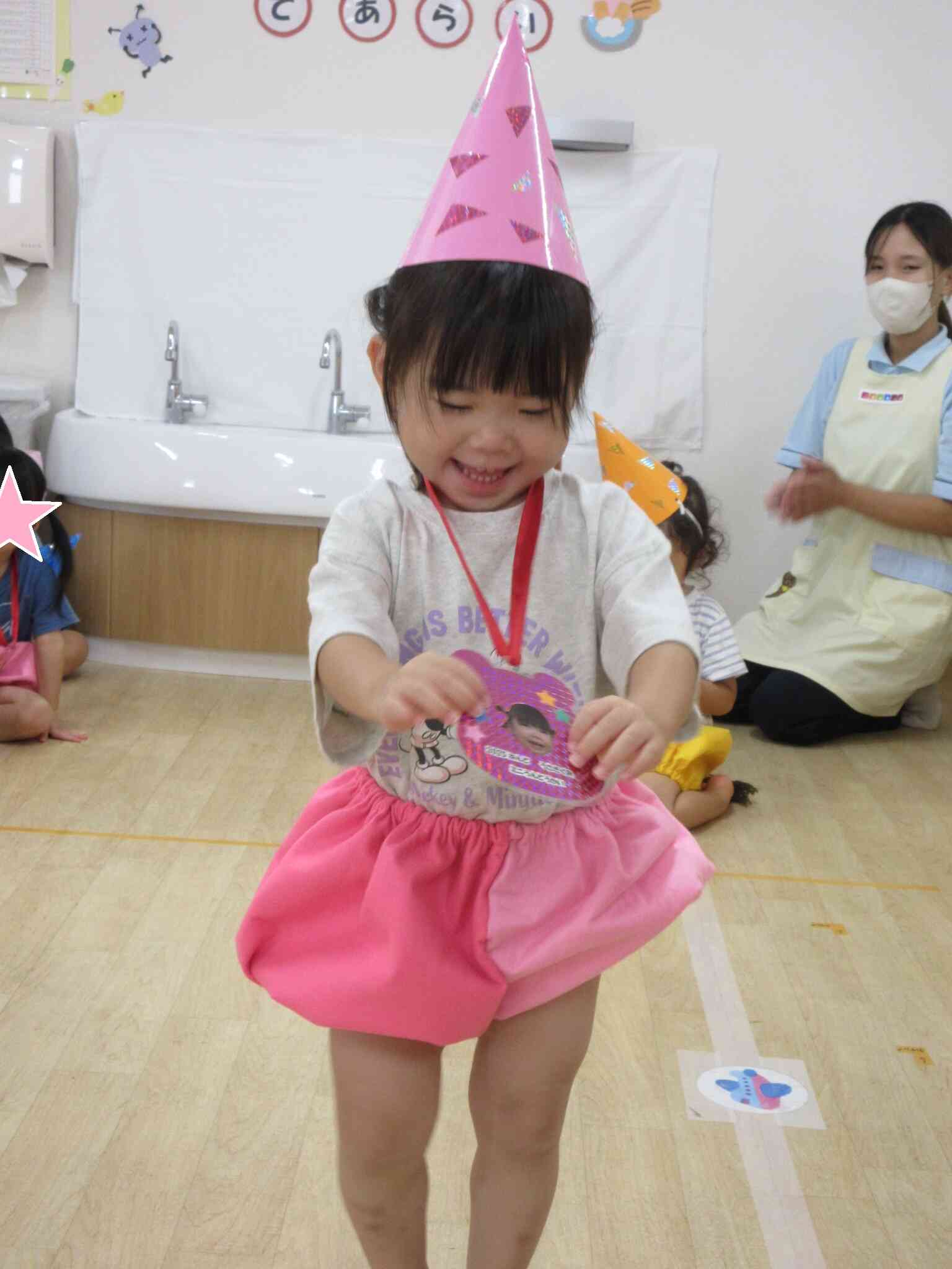 可愛いメダルに嬉しそうな表情です☆