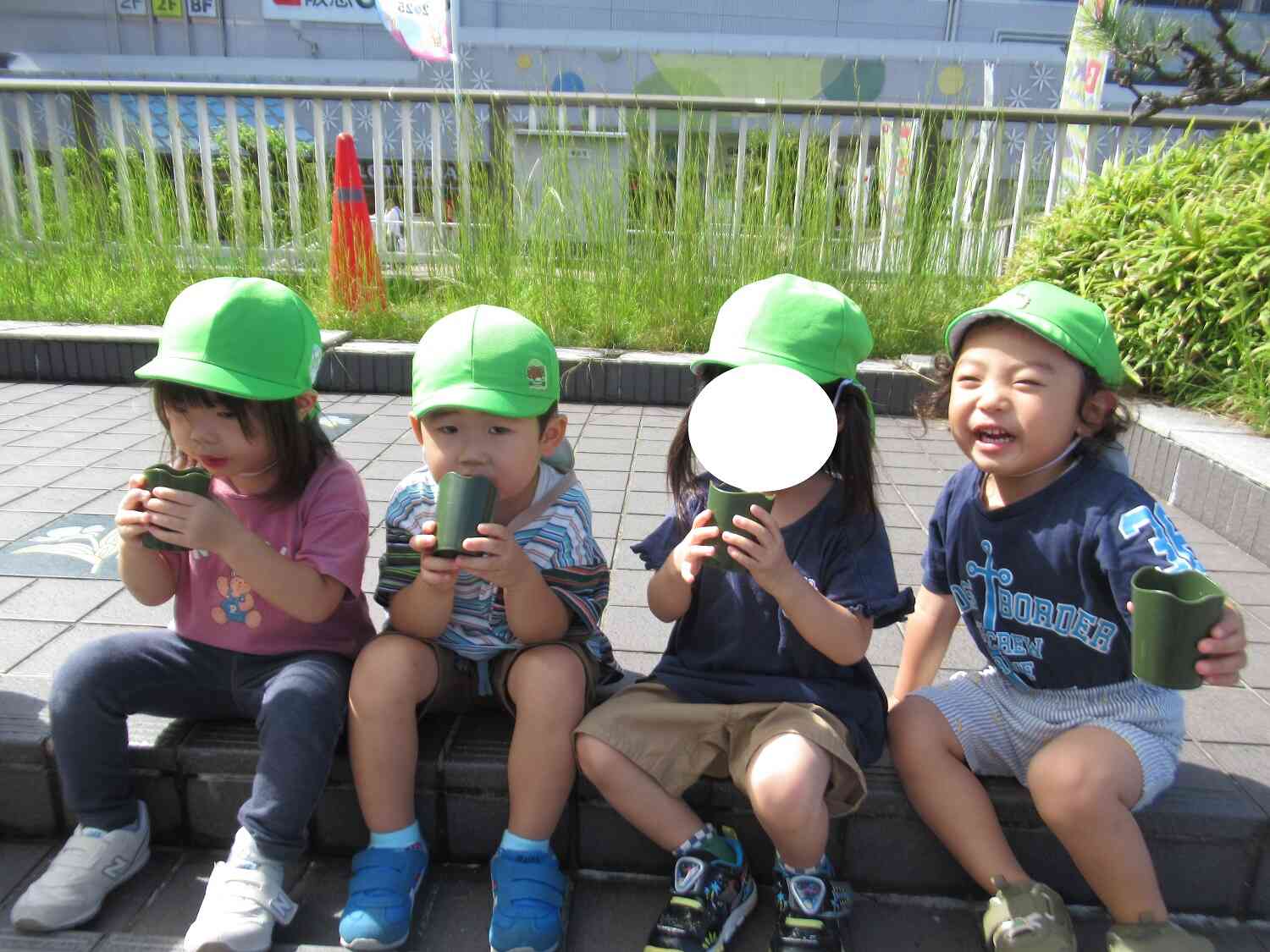 草津駅まで頑張って歩いたね♪休憩タイムです!