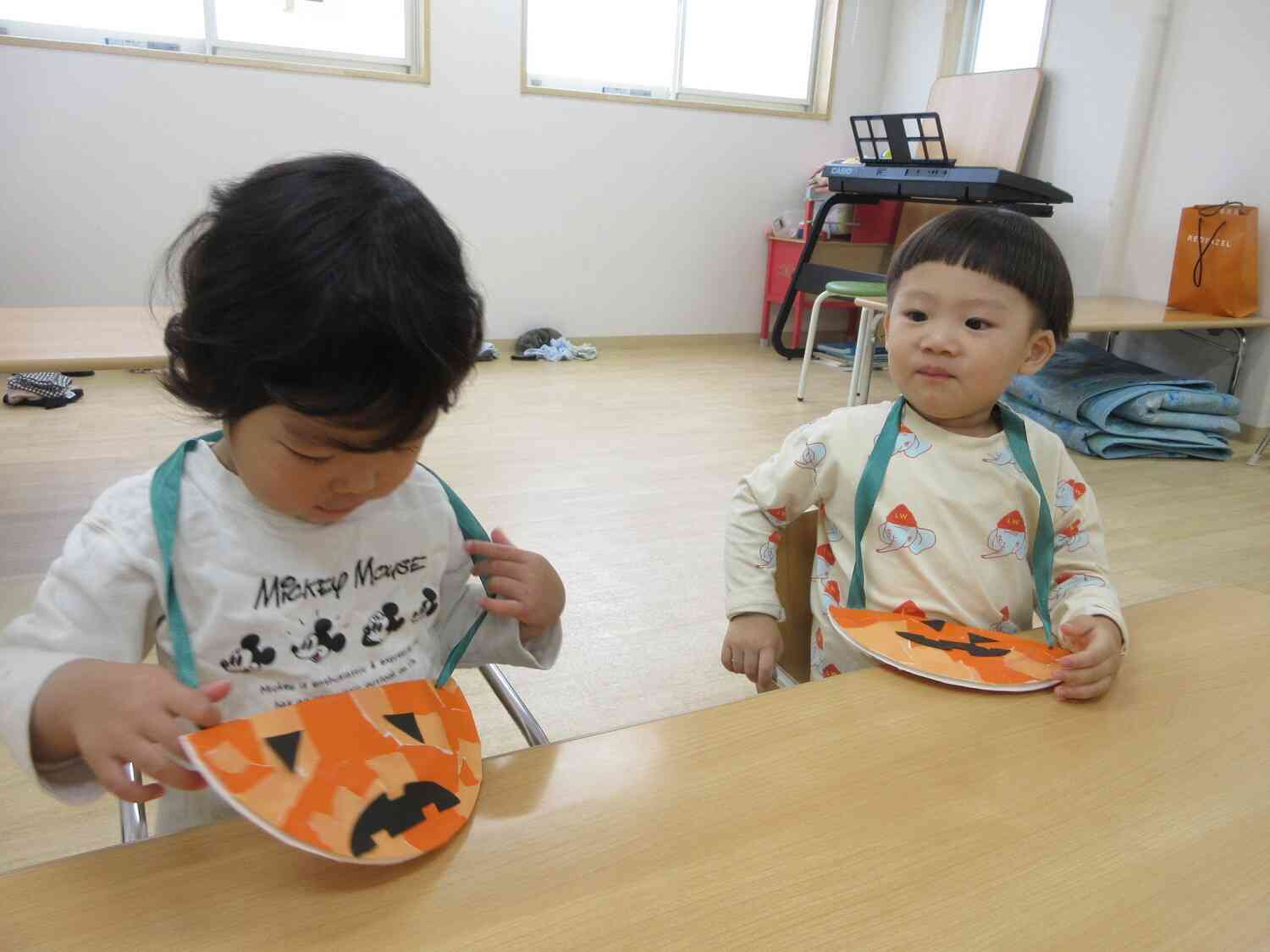 出来たかばんを首にかけて、満足そうな表情です♪