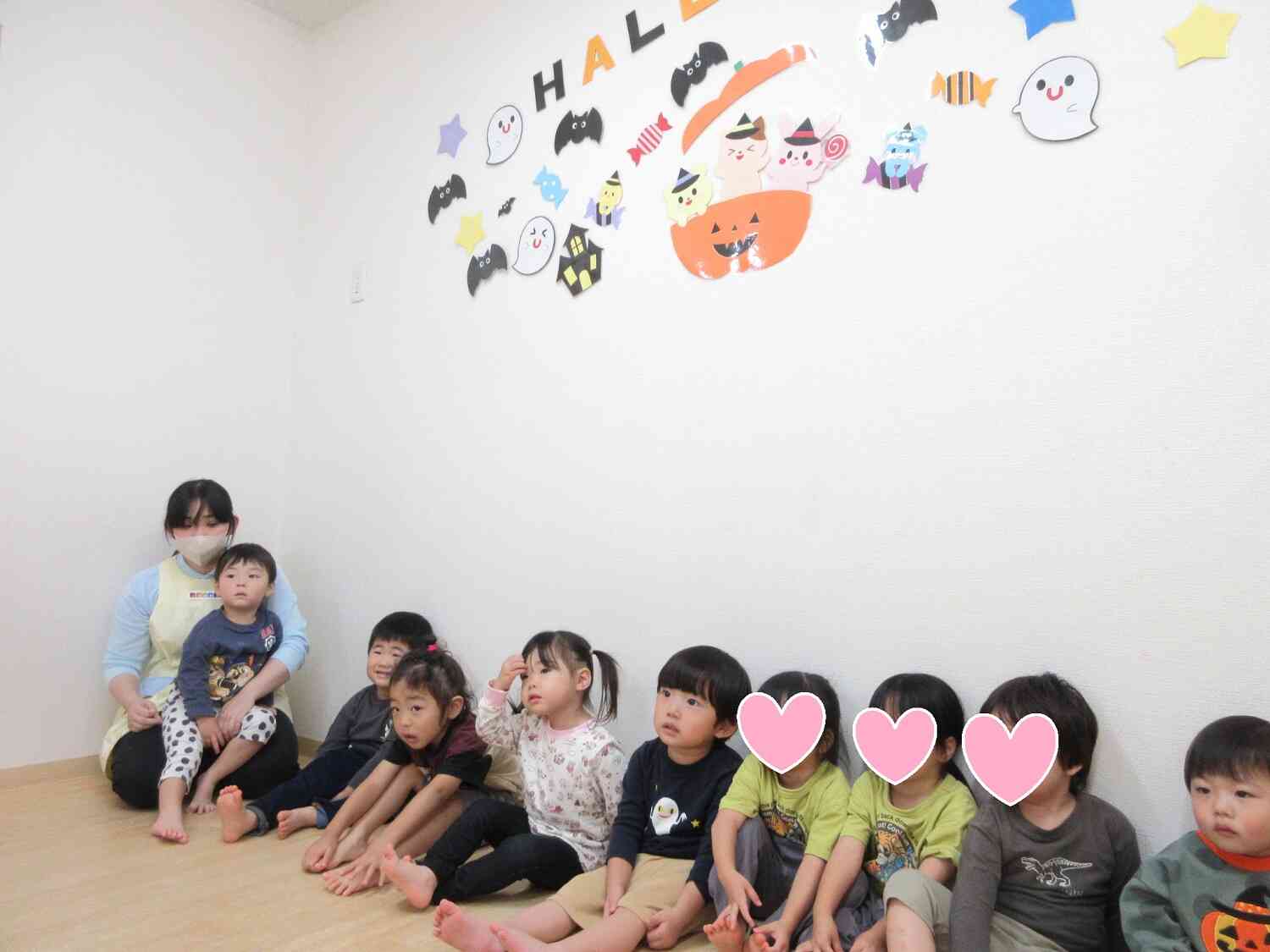 集いの前には、ハロウィンの絵本を見ました！「トリックオアトリート」覚えられたかな？