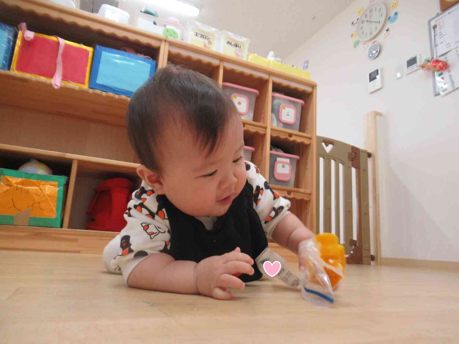 ひよこ組の小さなお友だちも、感触遊びを通してハロウィン気分を味わってもらいました♪