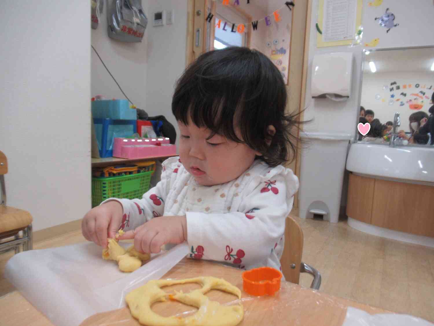 型抜きしたクッキーをシートに並べています◎