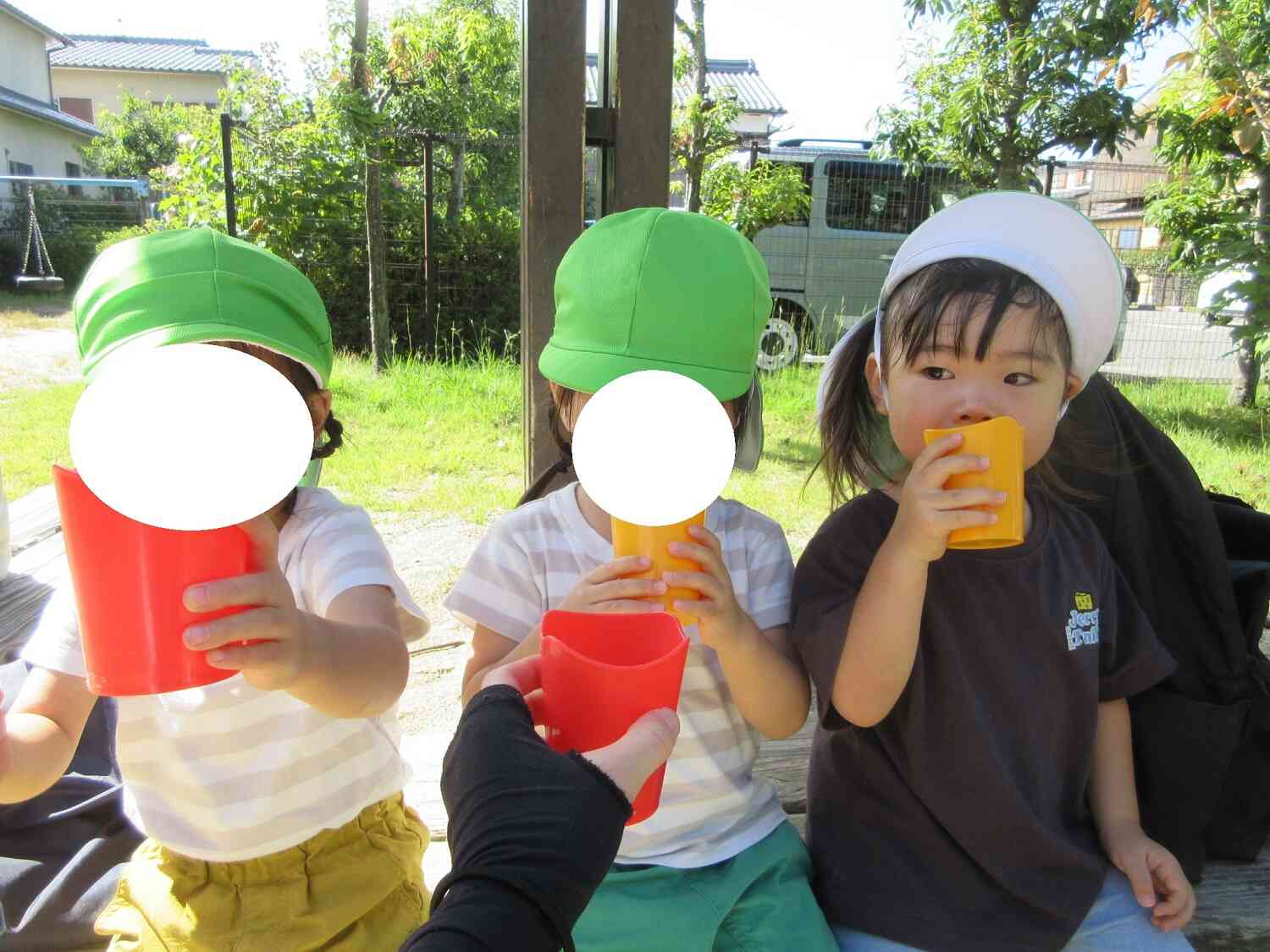 カメラに向かって、かんぱーい♪