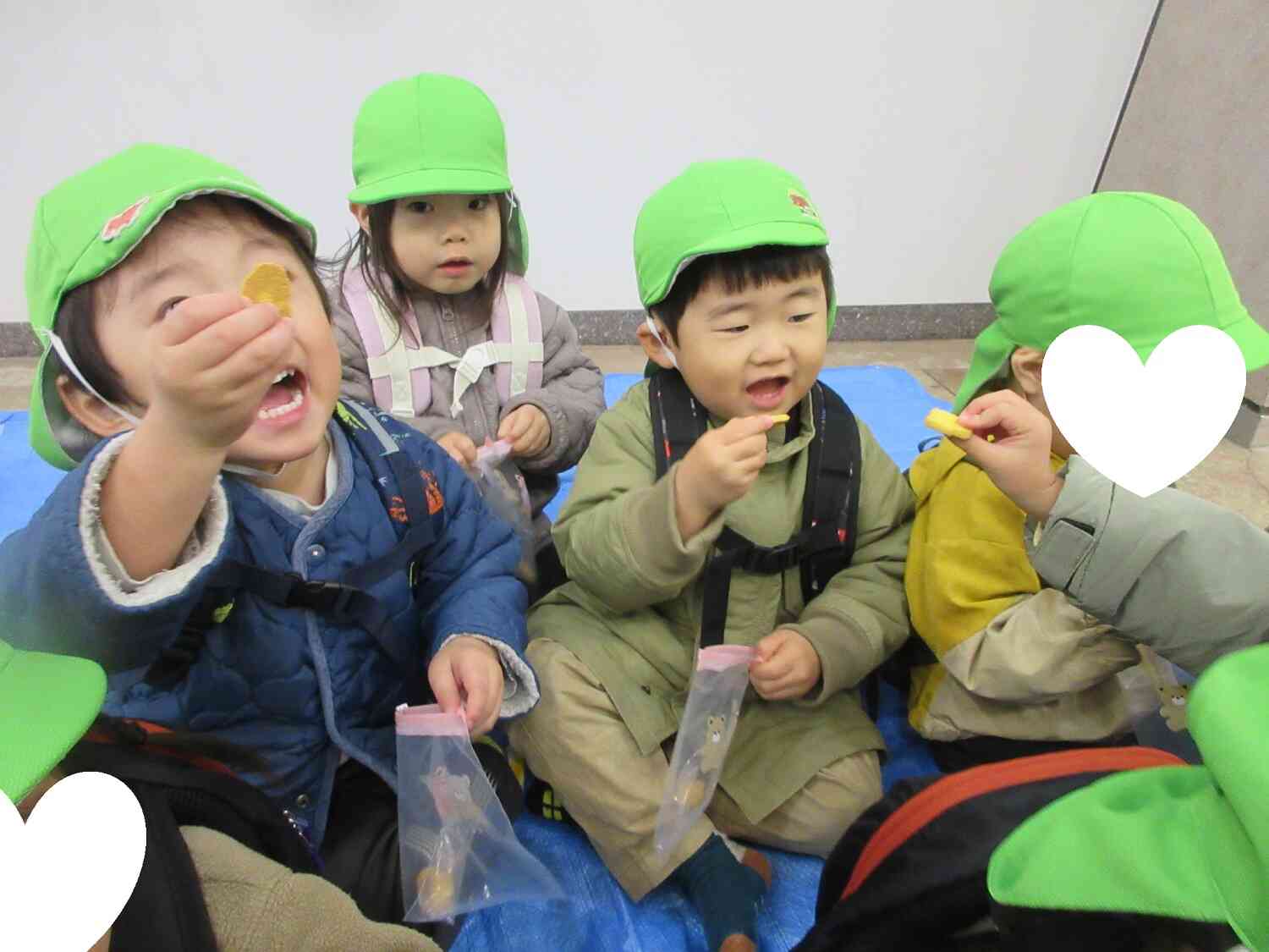 いろんな形のクッキー！お友だちと一緒だね♪とおしゃべりを楽しむ姿も！