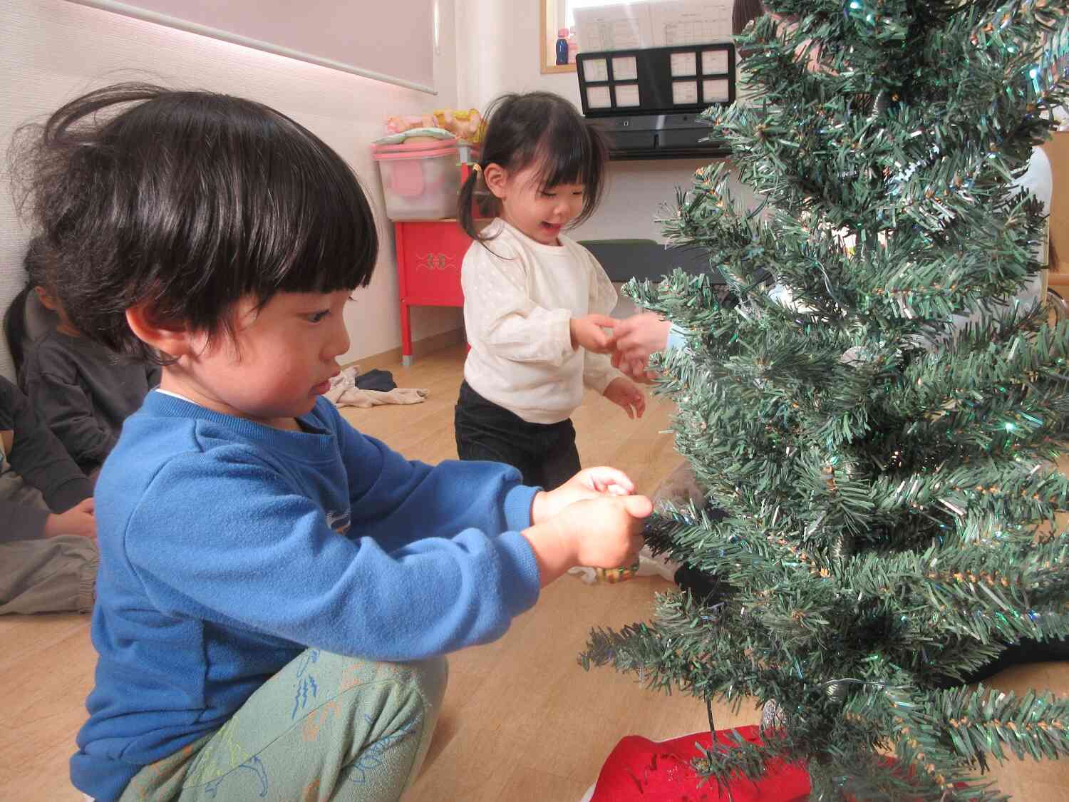 一つずつ丁寧に…どこに飾ろうか迷うお友だちも☆
