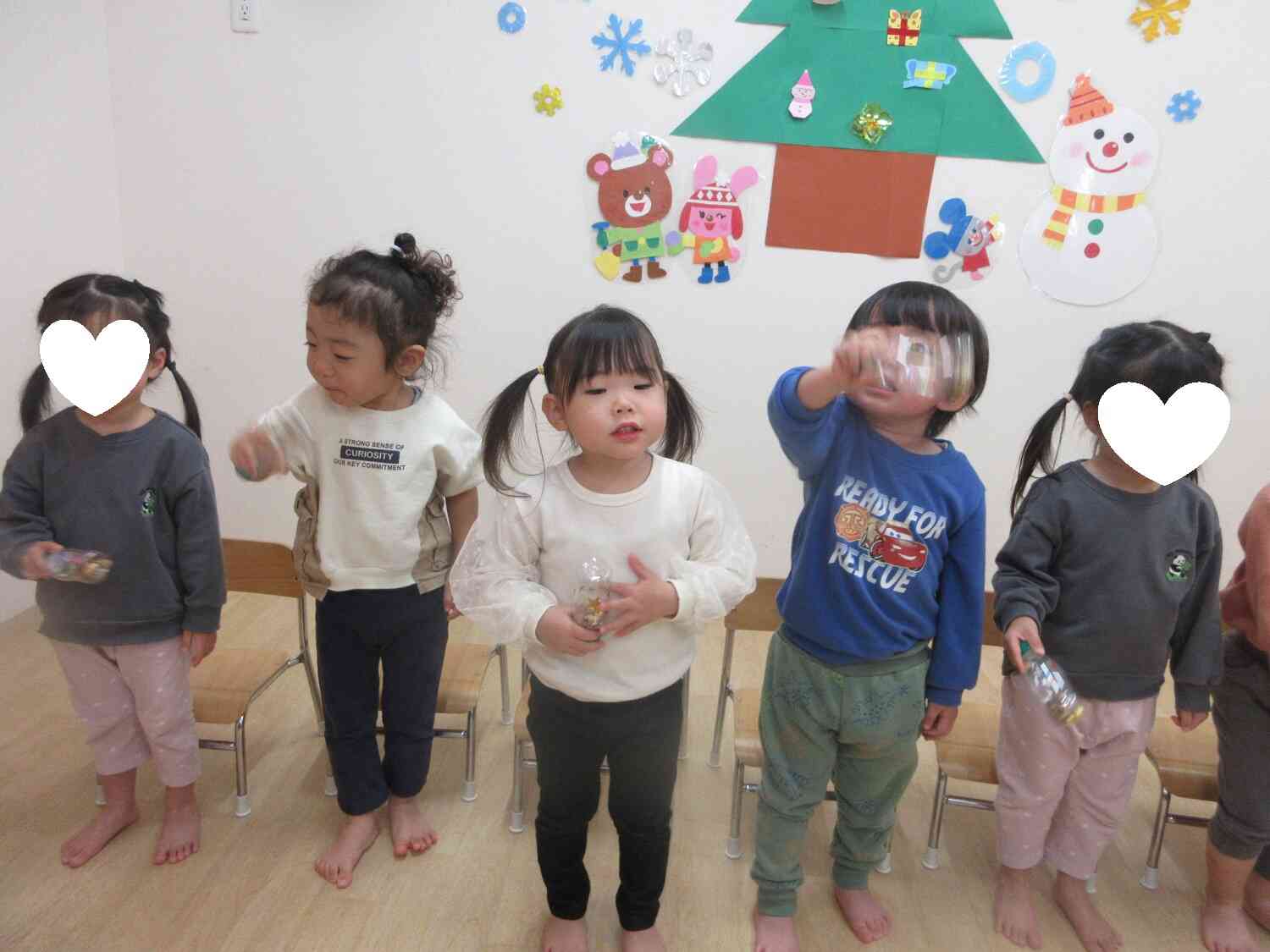 それぞれの作った鈴マラカスで、「ジングルベル」の合奏をしたよ☆