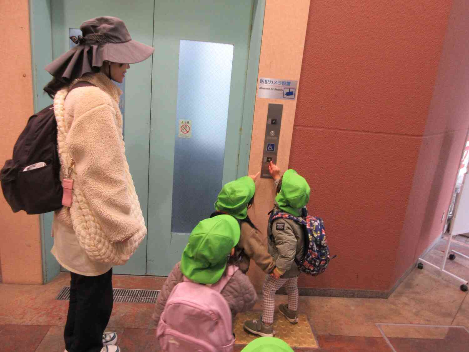 エレベーターのボタンを押して…