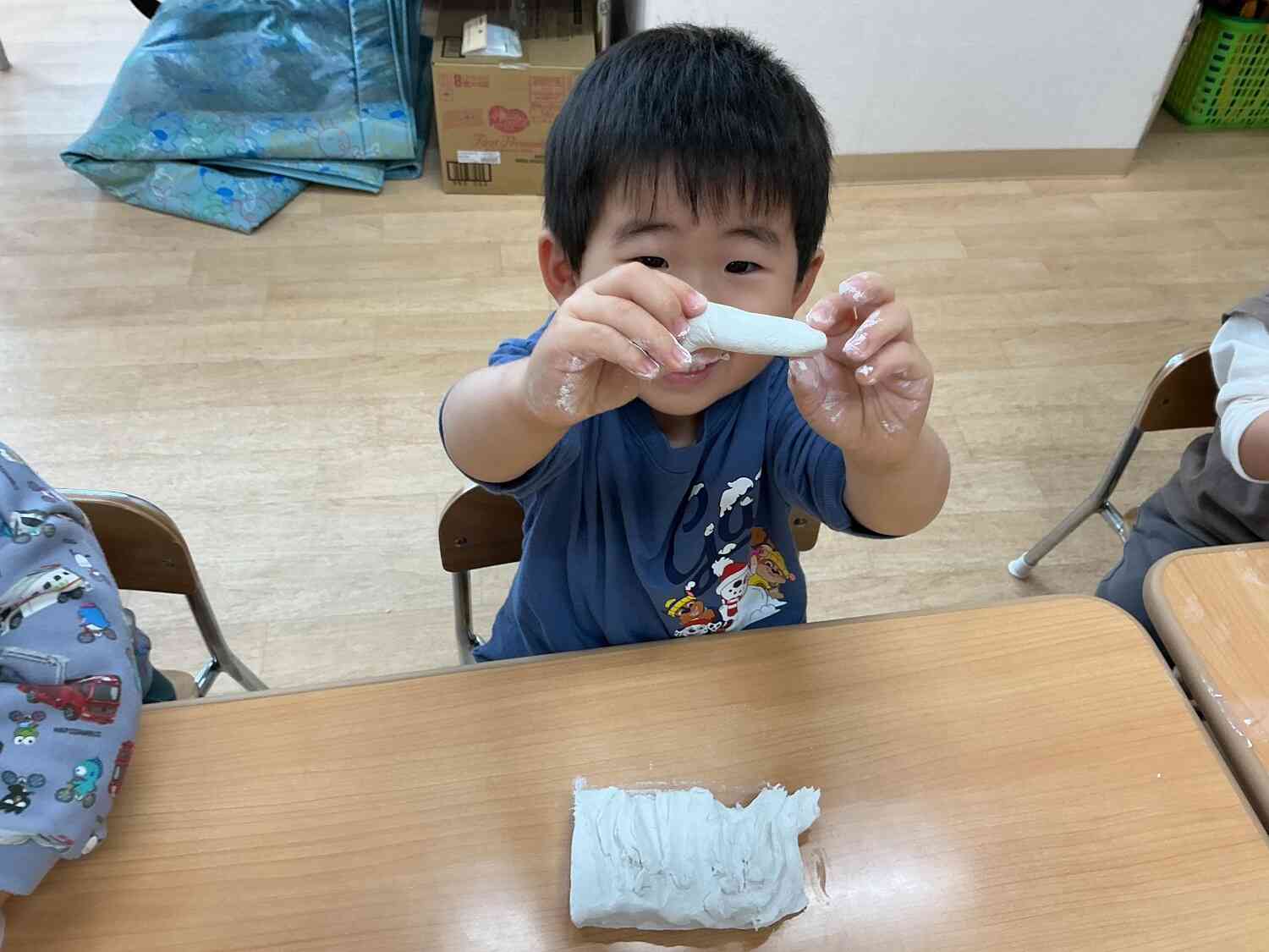 粘土を細長く伸ばして…何に変身したかな？