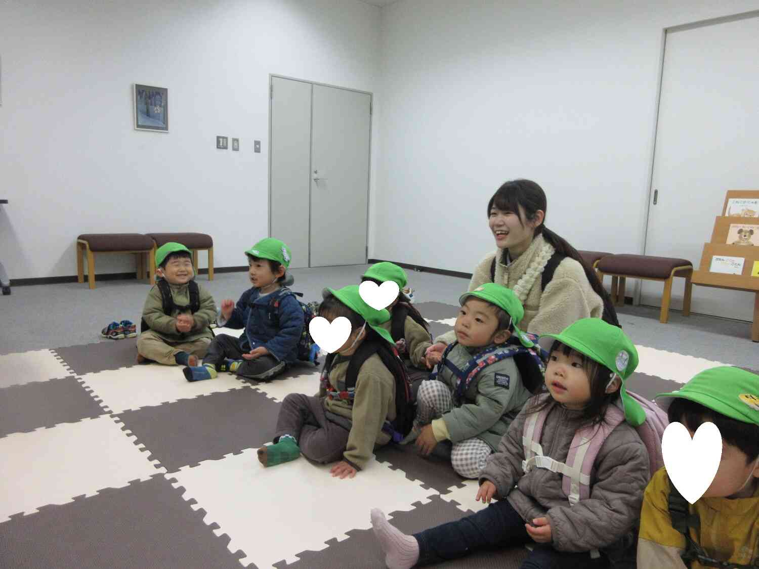 おにぎりの絵本を見て、いっしょにぎゅっぎゅ♪