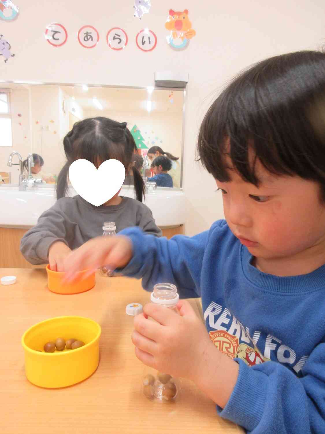 今度は鈴マラカス作り♪