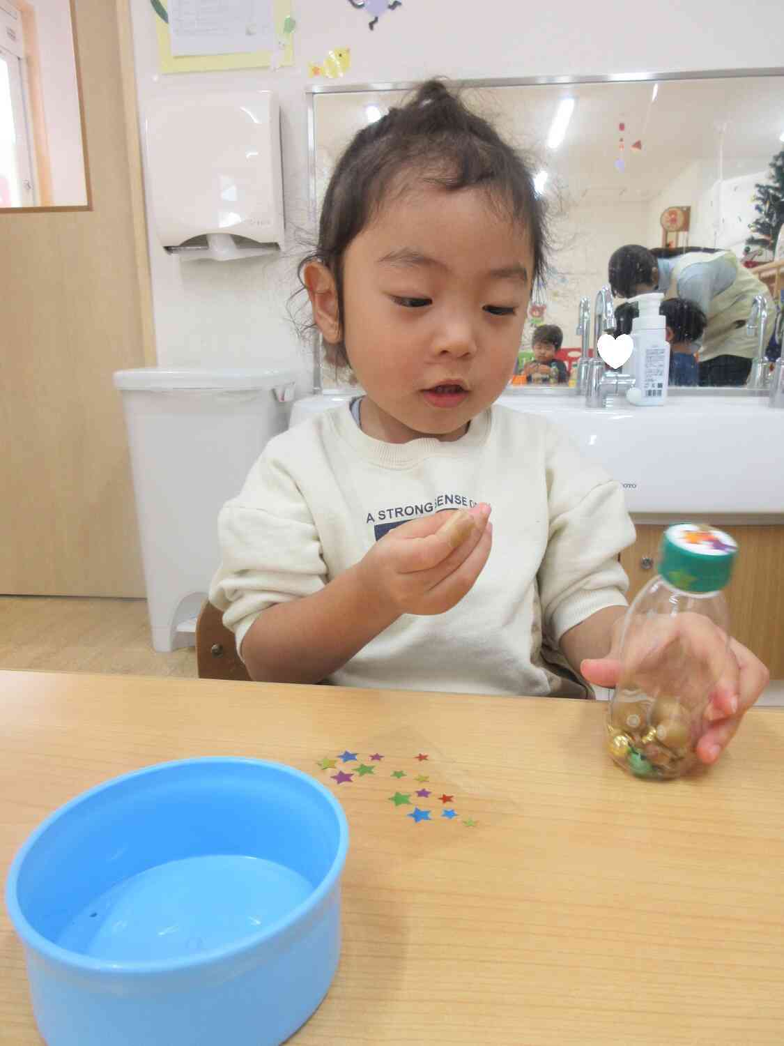 鈴マラカスが出来たら、次はシールでデコレーション♪