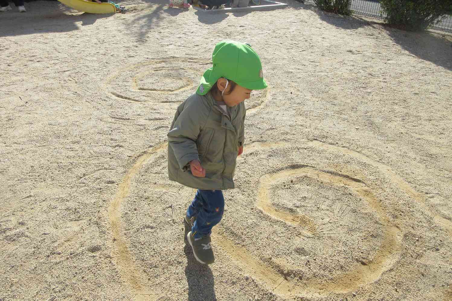 地面に渦が!ぐるぐる上手に歩いています…