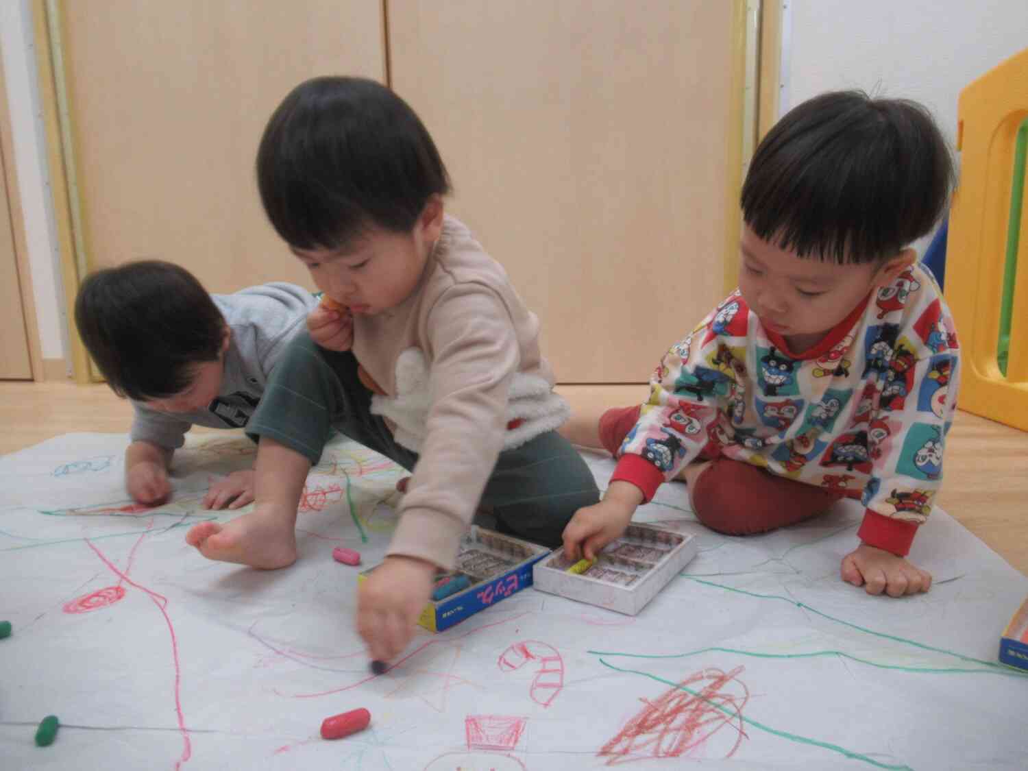 大きな紙にお絵描き！？