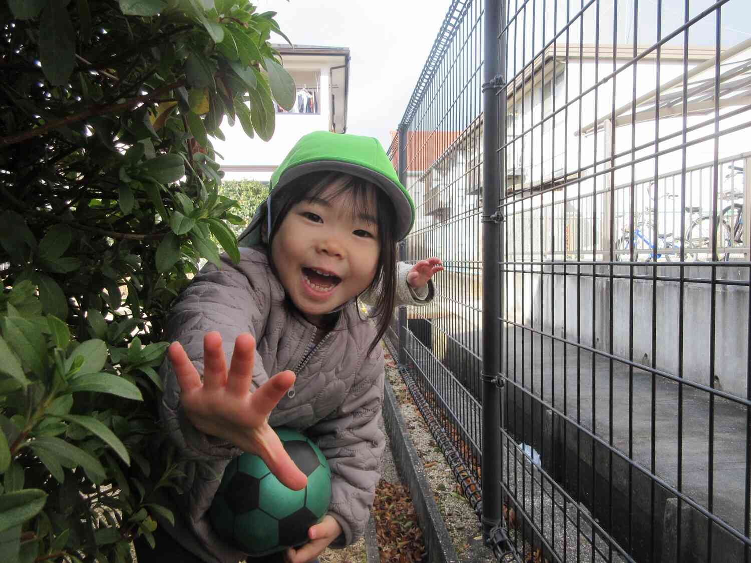 みんなでかくれんぼをしたよ!みーつけたっ