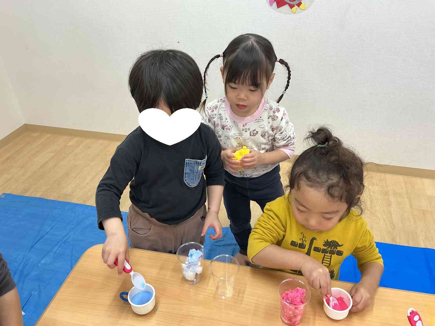 雪を使って見立て遊び♪