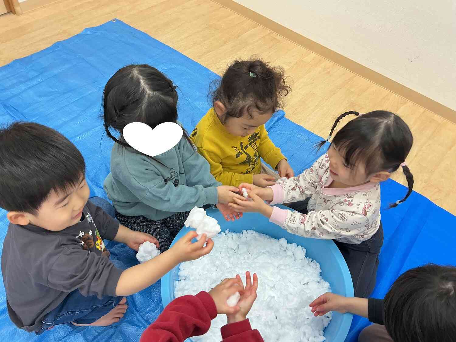 「この雪あげるー！」「つめたいでしょ～？」