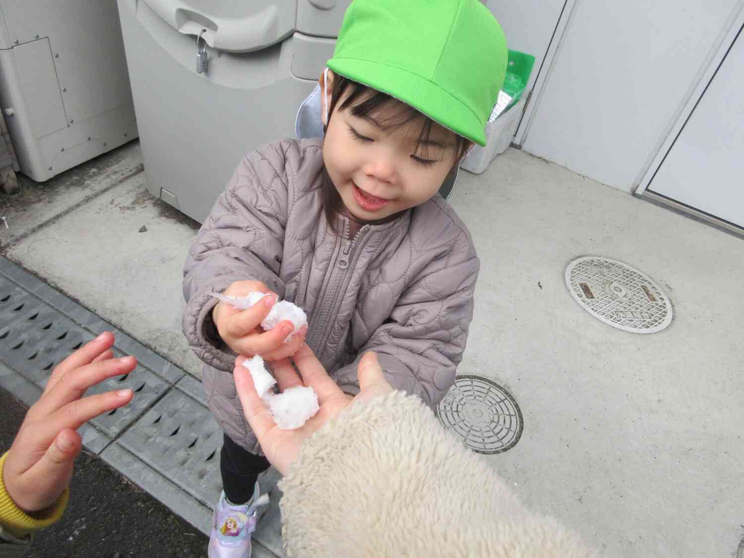 車に雪が積もっていたよ！ふわふわで気持ちいいね◎