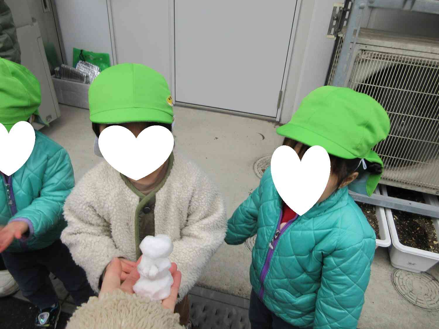 集めた雪で、可愛い雪だるま☆