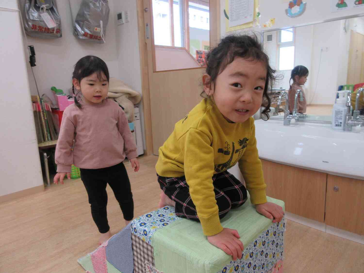 滑り台を反対向きにするとジャンプ台に！高い所から跳べるかな…？