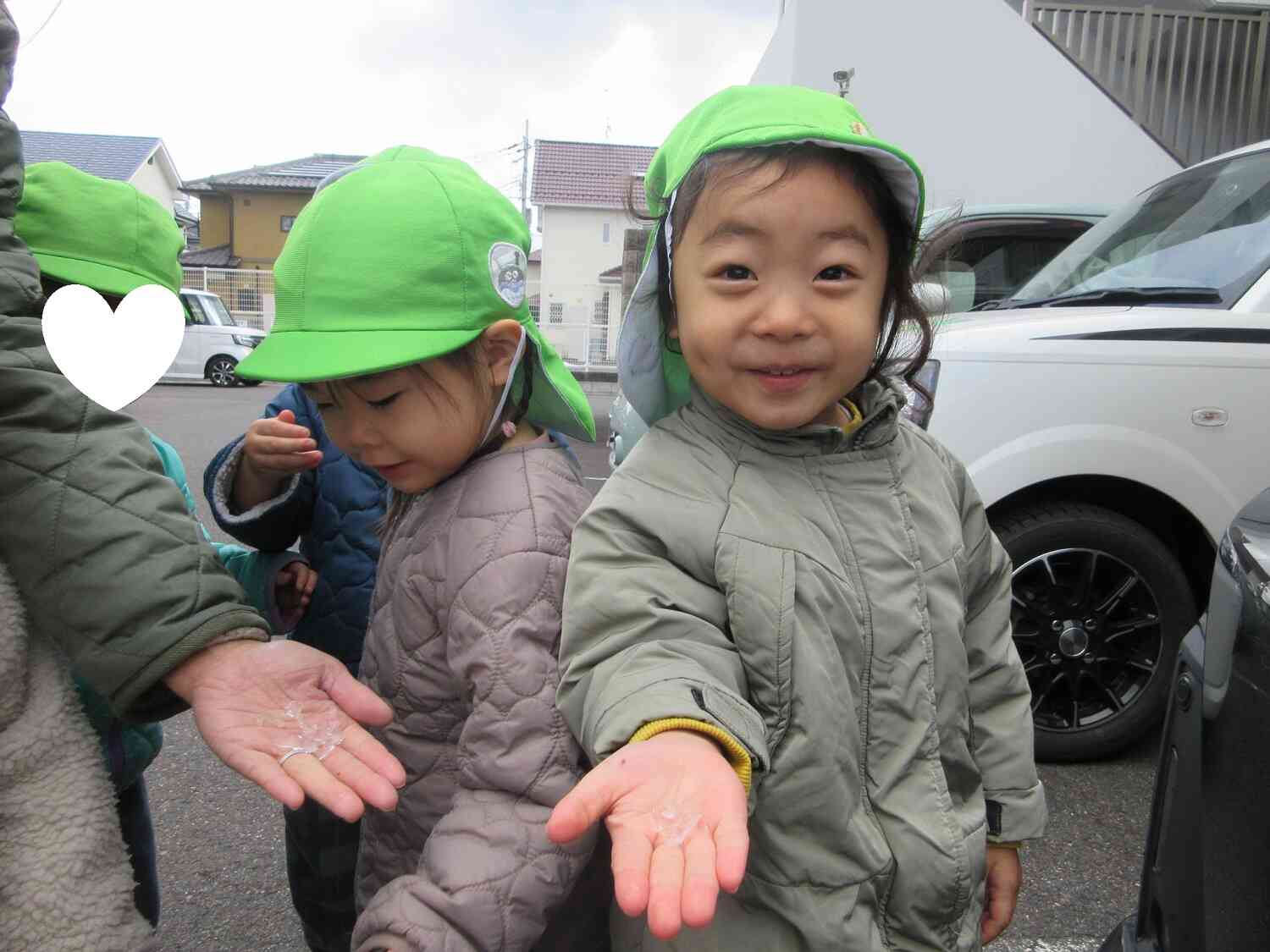 つららの冷たさに、思わずこの表情です♪