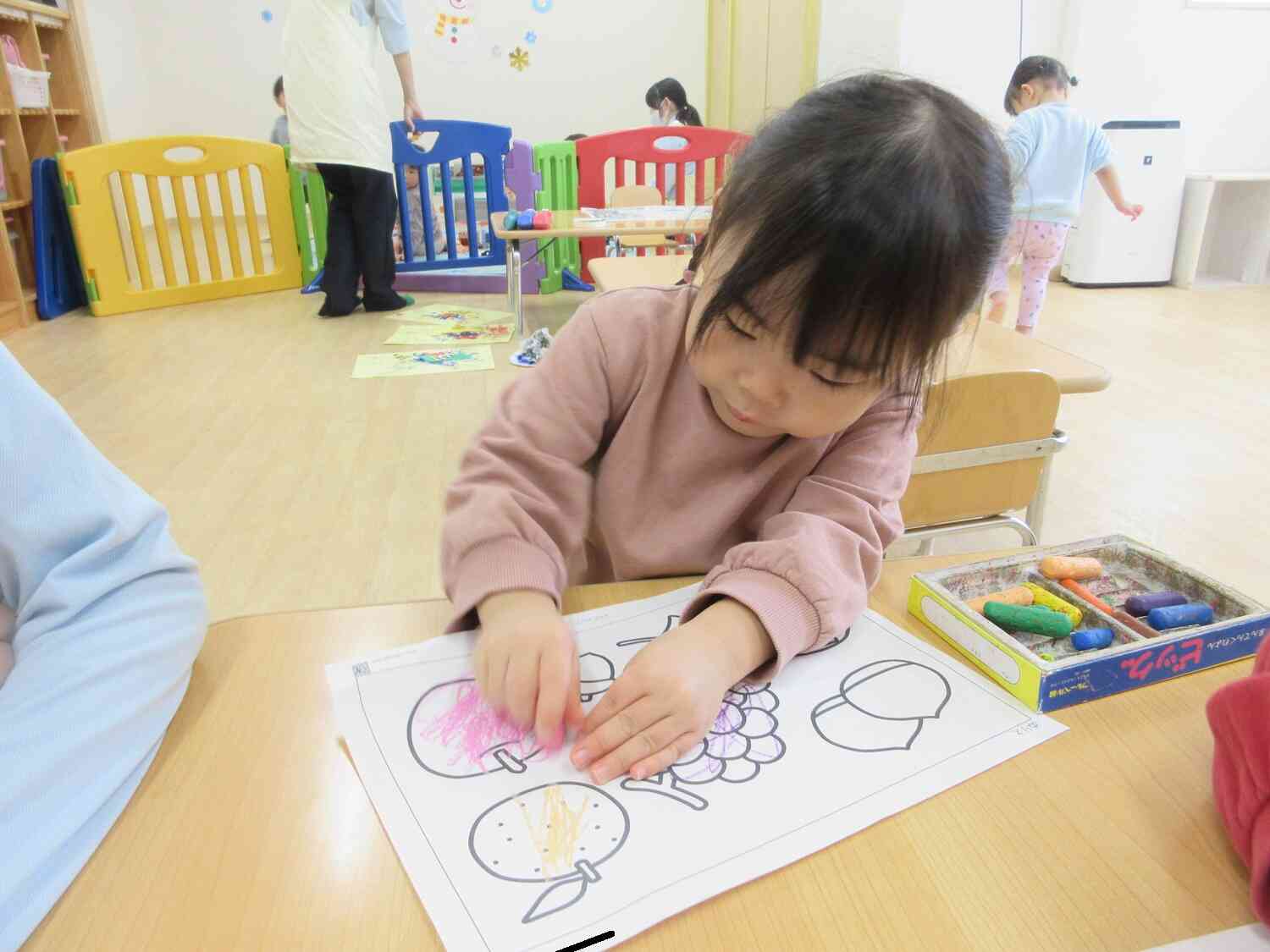 果物の絵を見て、何色かなあ、と考えて塗っています♪