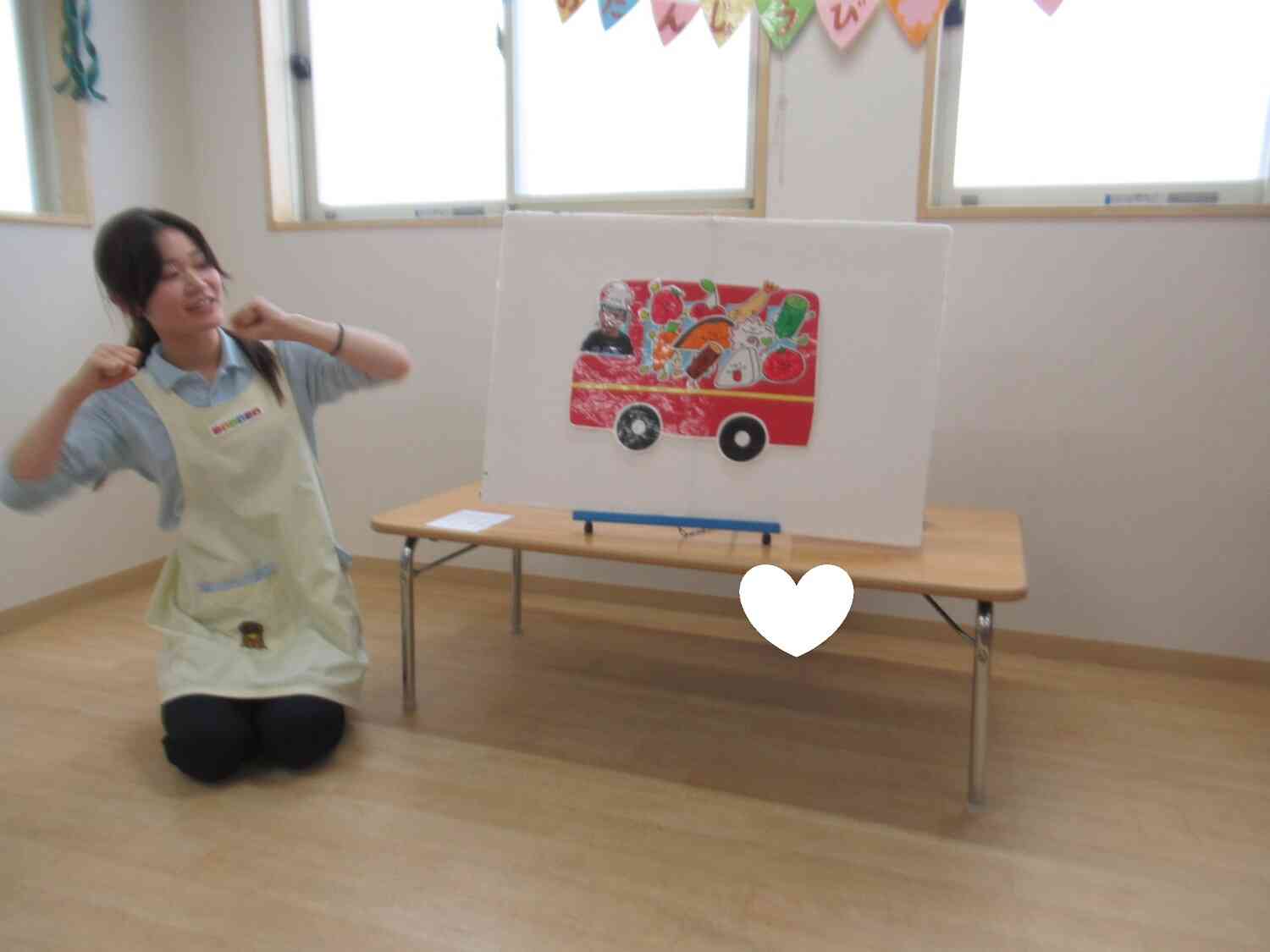 先生からのプレゼントは「おべんとバス」のパネルシアターです☆