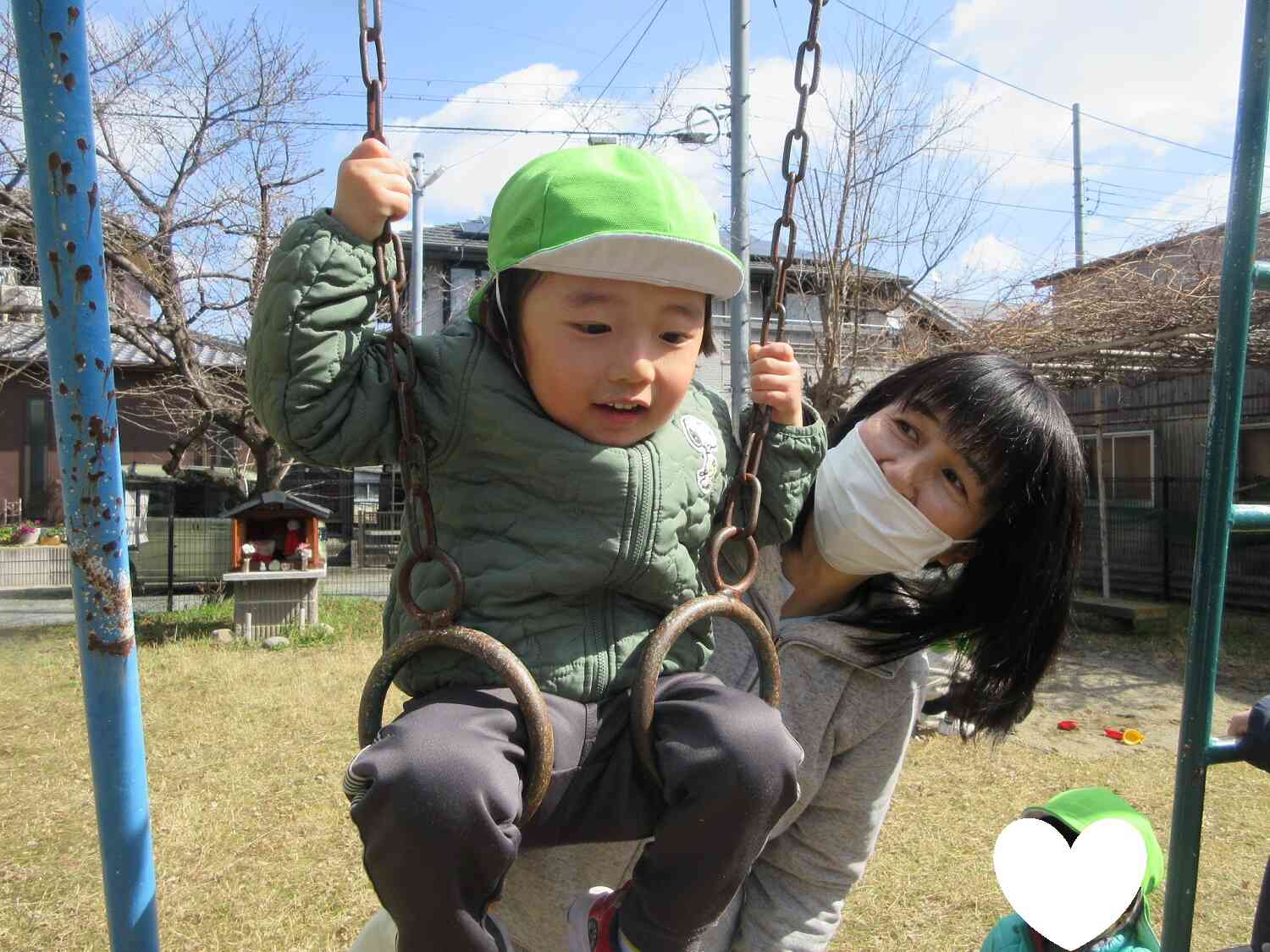 吊り輪に足をかけてゆらゆら～ちょっと難しいブランコみたいだね♪